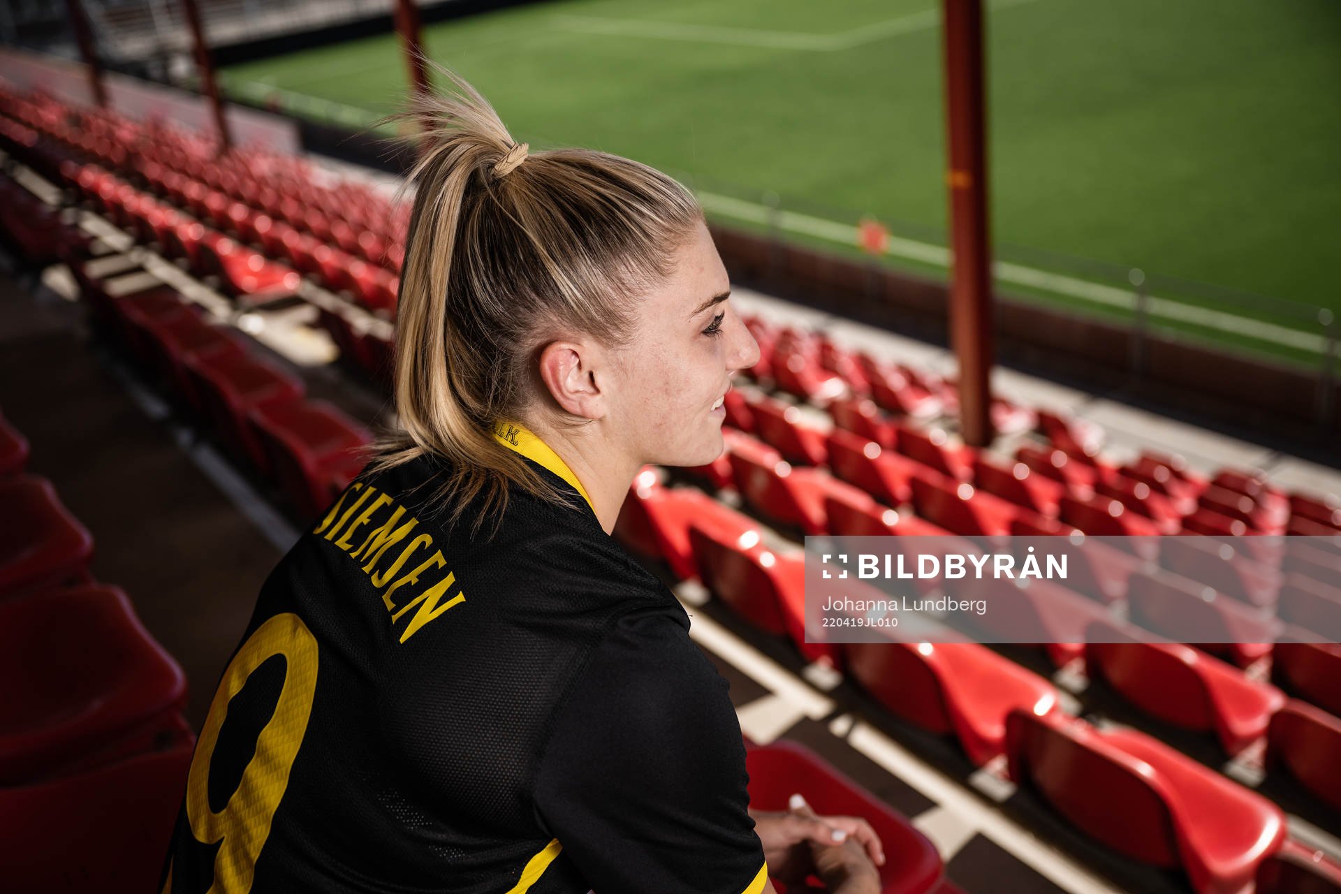 Nyförvärvet Remy Siemsen under en fotografering med det damallsvenska fotbollslaget AIK den 19 april 2022 i Stockholm. 
