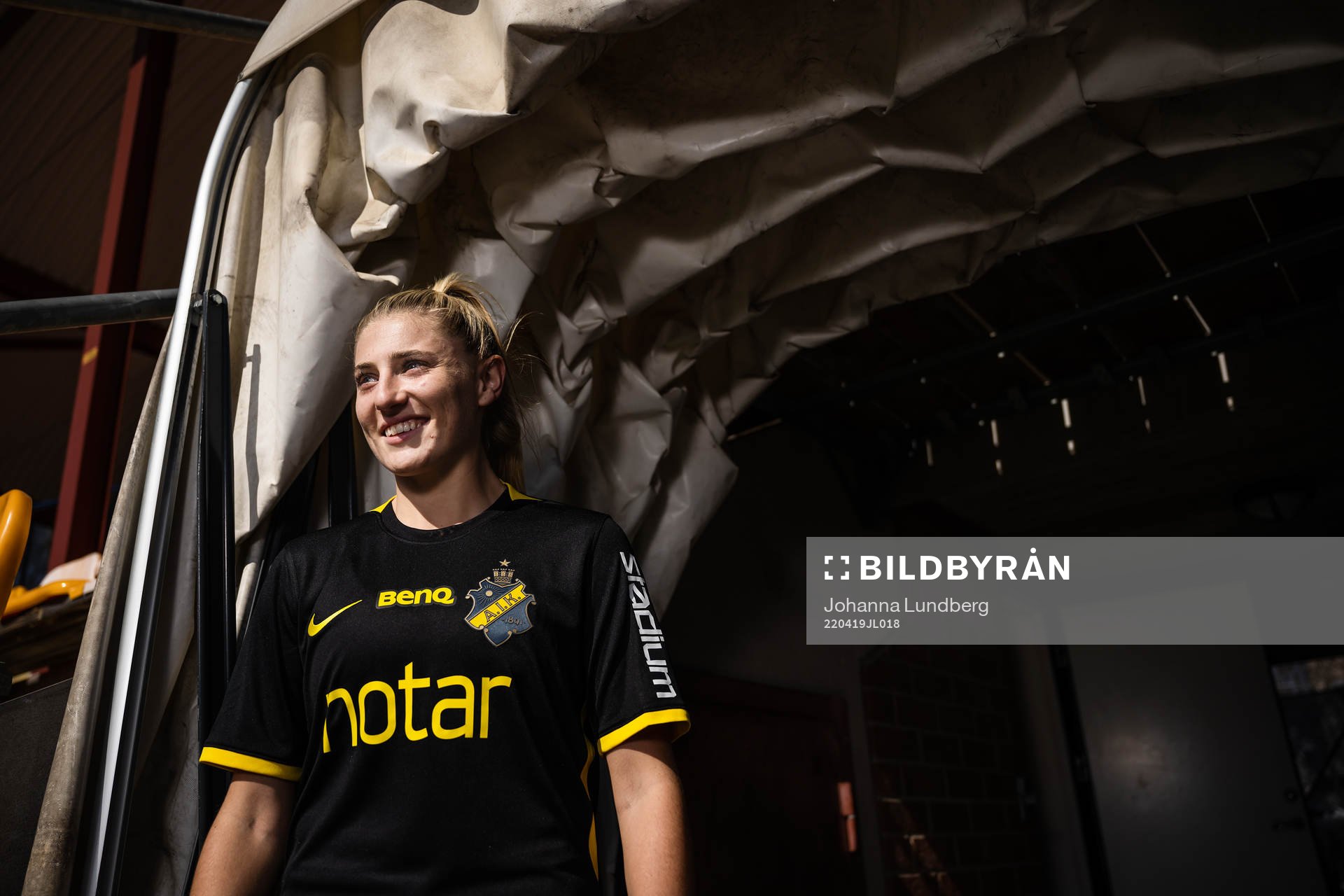 Nyförvärvet Remy Siemsen under en fotografering med det damallsvenska fotbollslaget AIK den 19 april 2022 i Stockholm. 
