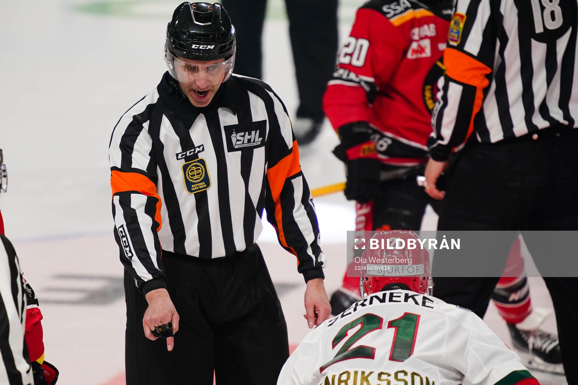 Domare Linus Öhlund skriker åt Frölundas Karl Henriksson