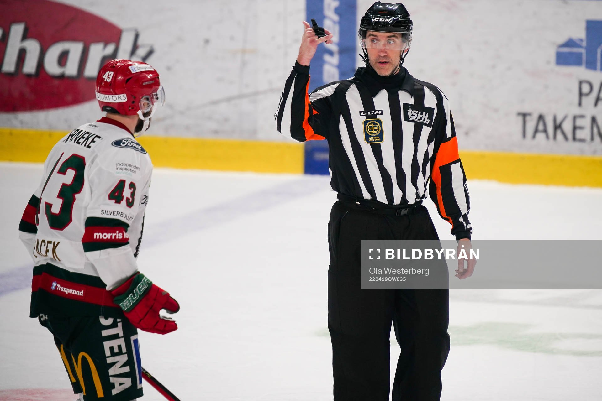 Frölundas Michael Spacek och domare Linus Öhlund