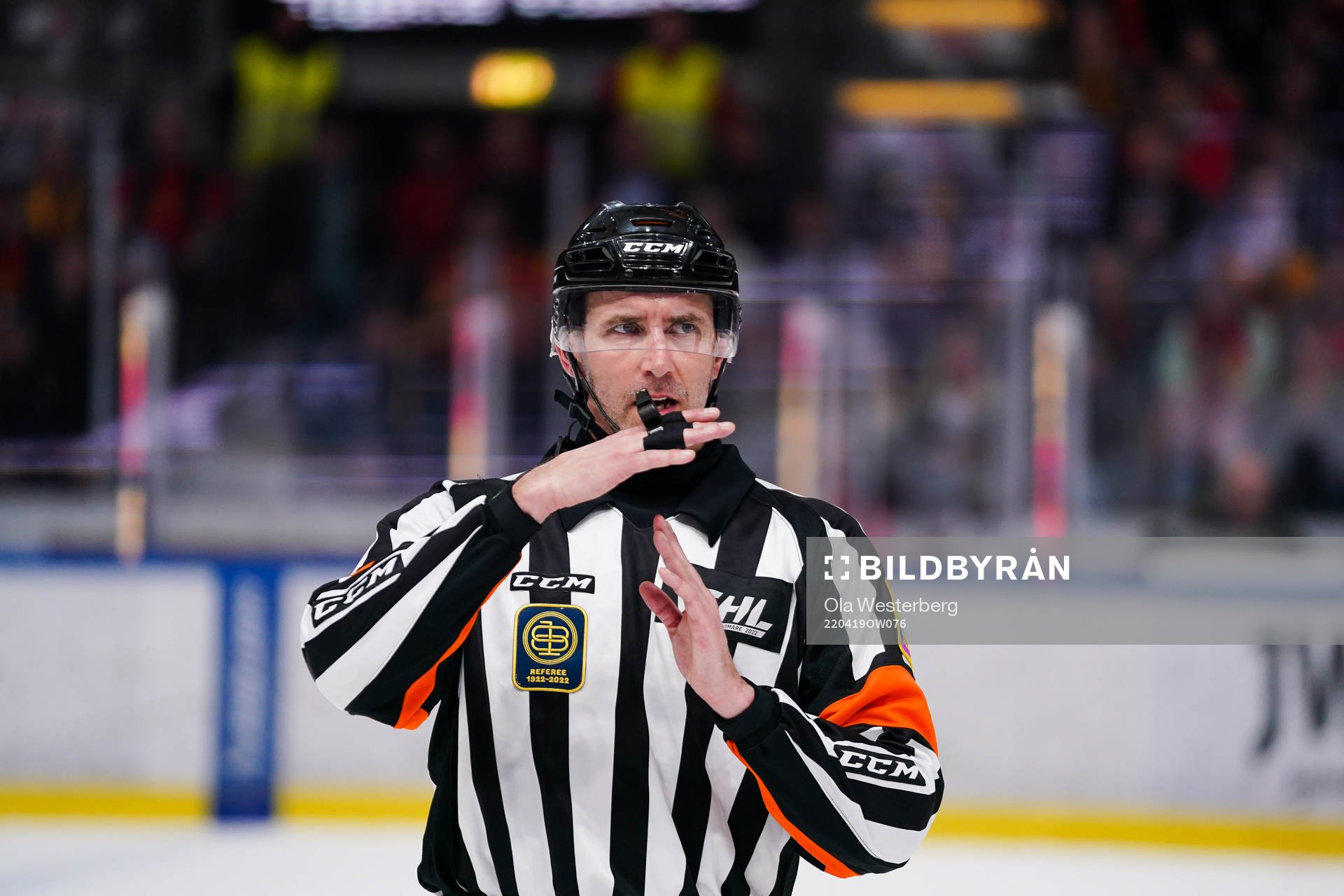 Domare Linus Öhlund visar timeout