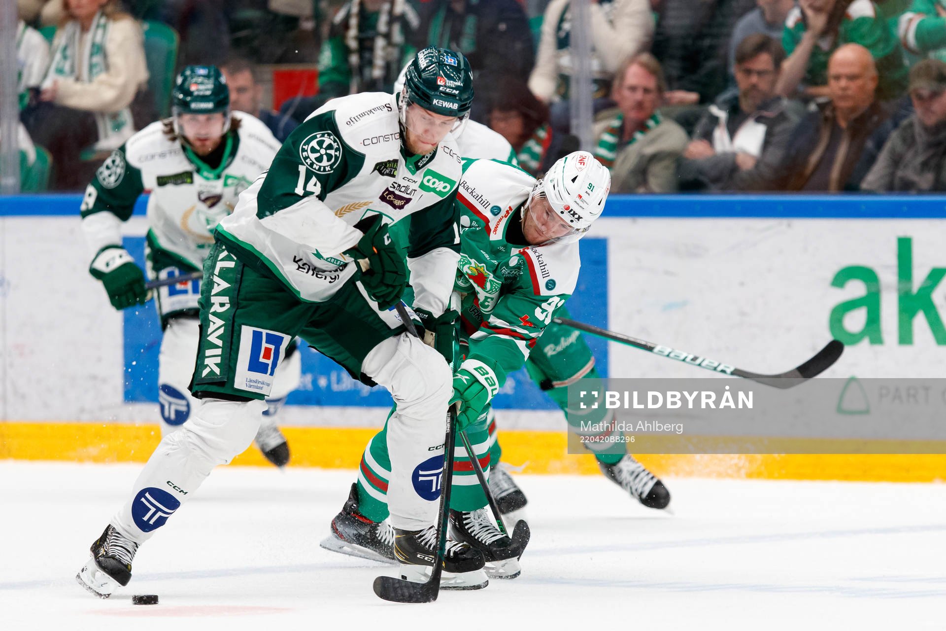 Färjestads Victor Ejdsell och Rögles Adam Tambellini