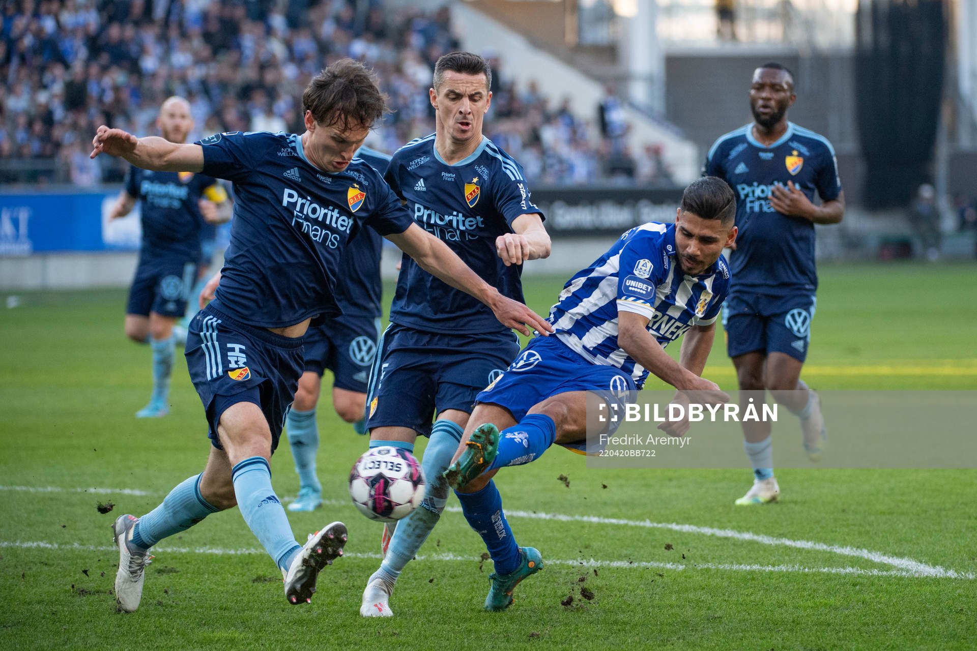 Djurgårdens Hjalmar Ekdal och Haris Radetinac i kamp med Hosam Aiesh under fotbollsmatchen i Allsvenskan mellan IFK Göteborg och Djurgården den 20 april 2022 i Göteborg.