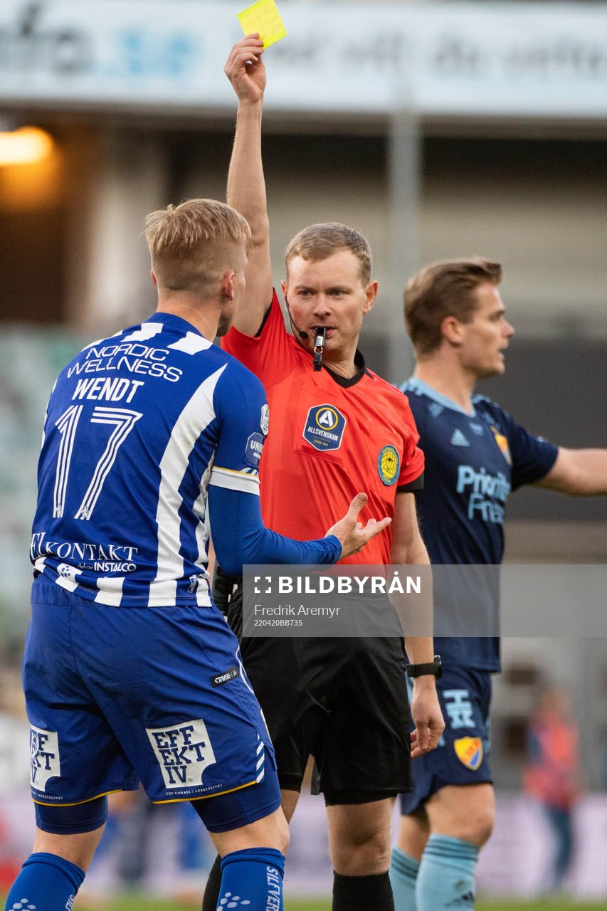 IFK Göteborgs Oscar Wendt reagerar mot domare Fredrik