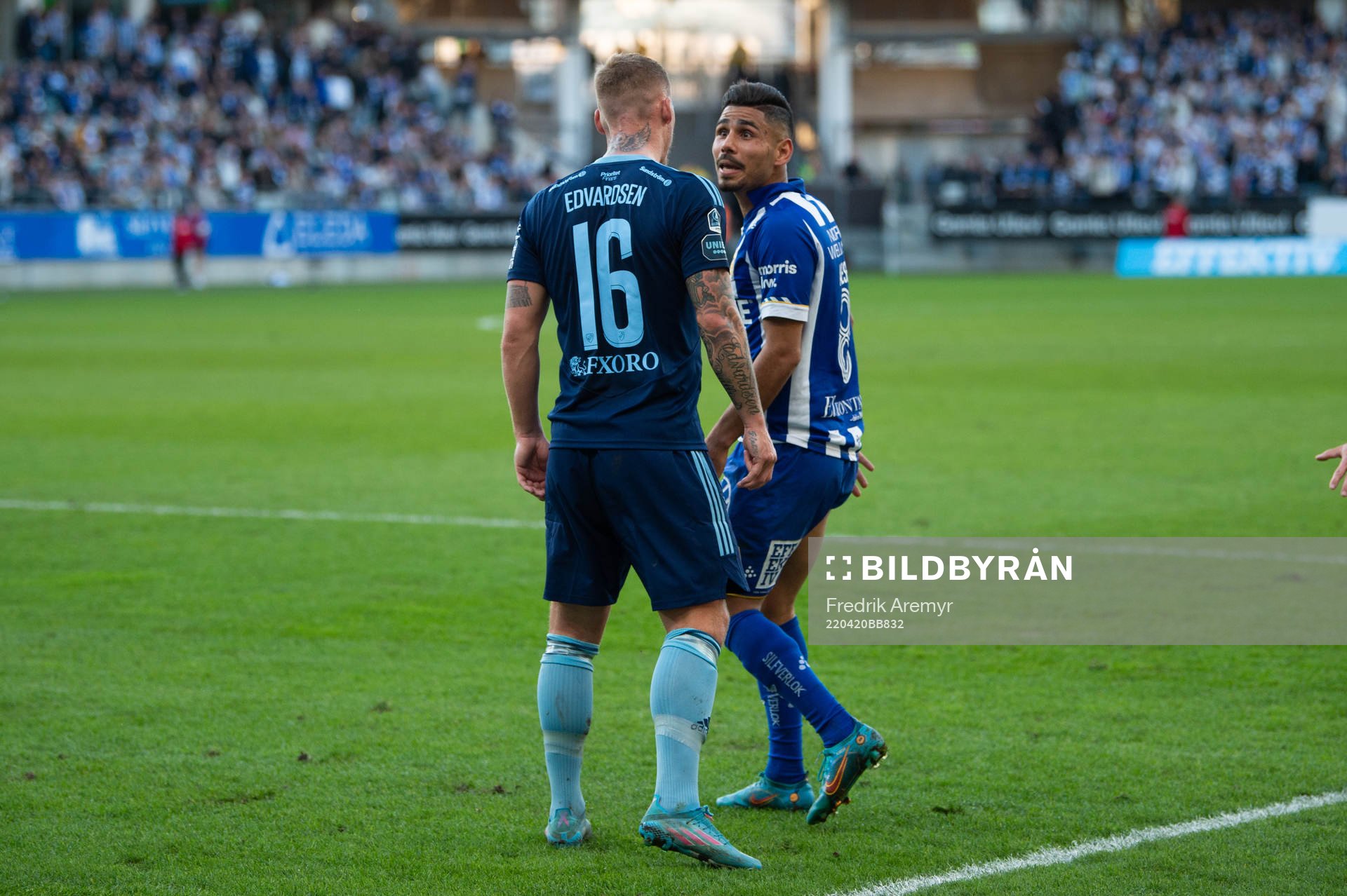 Djurgårdens Victor Edvardsen i diskussion med IFK Göteborgs Hosam Aiesh under fotbollsmatchen i Allsvenskan mellan IFK Göteborg och Djurgården den 20 april 2022 i Göteborg.