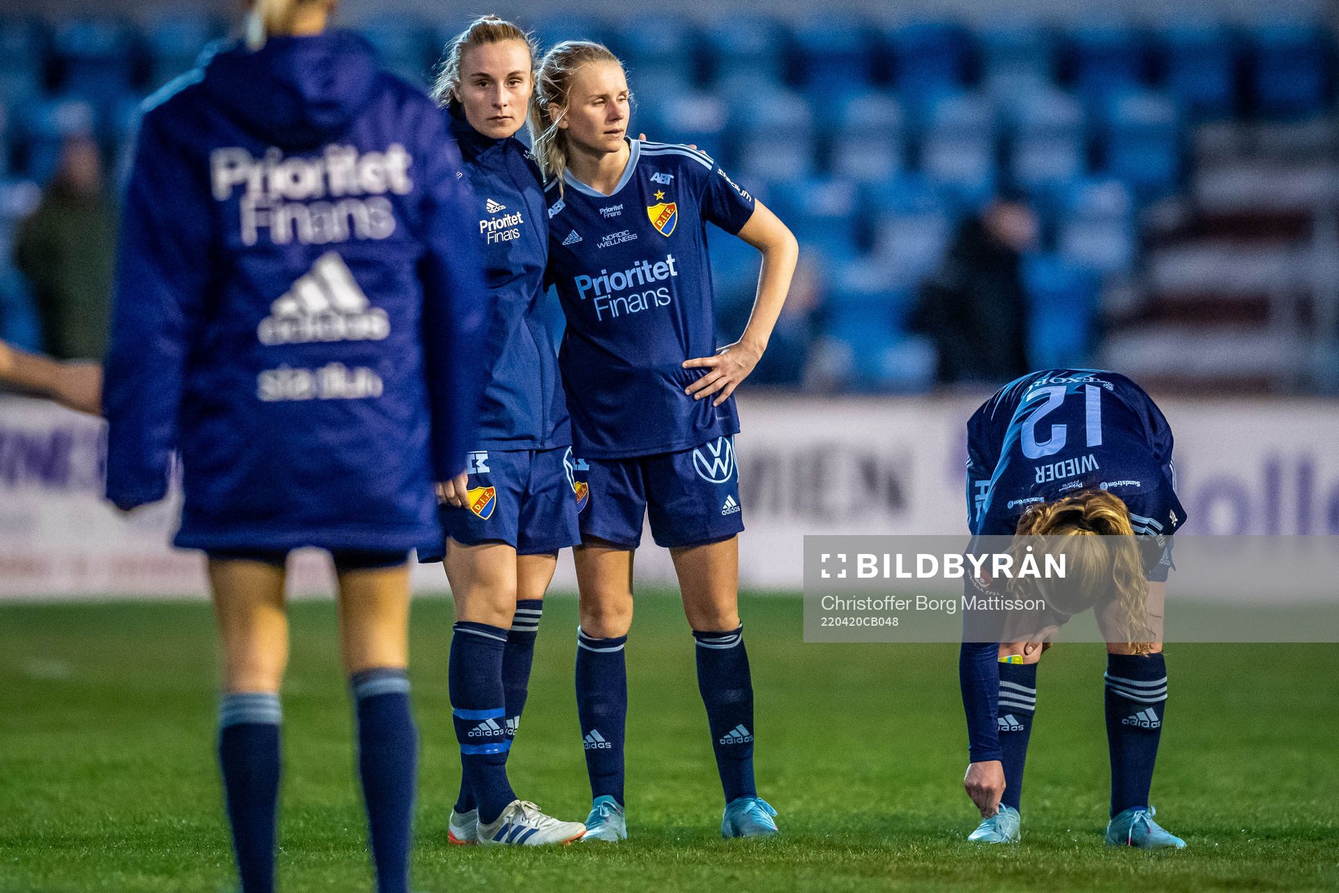 Djurgårdens Nellie Lilja deppar tilslammans med lagkamrater