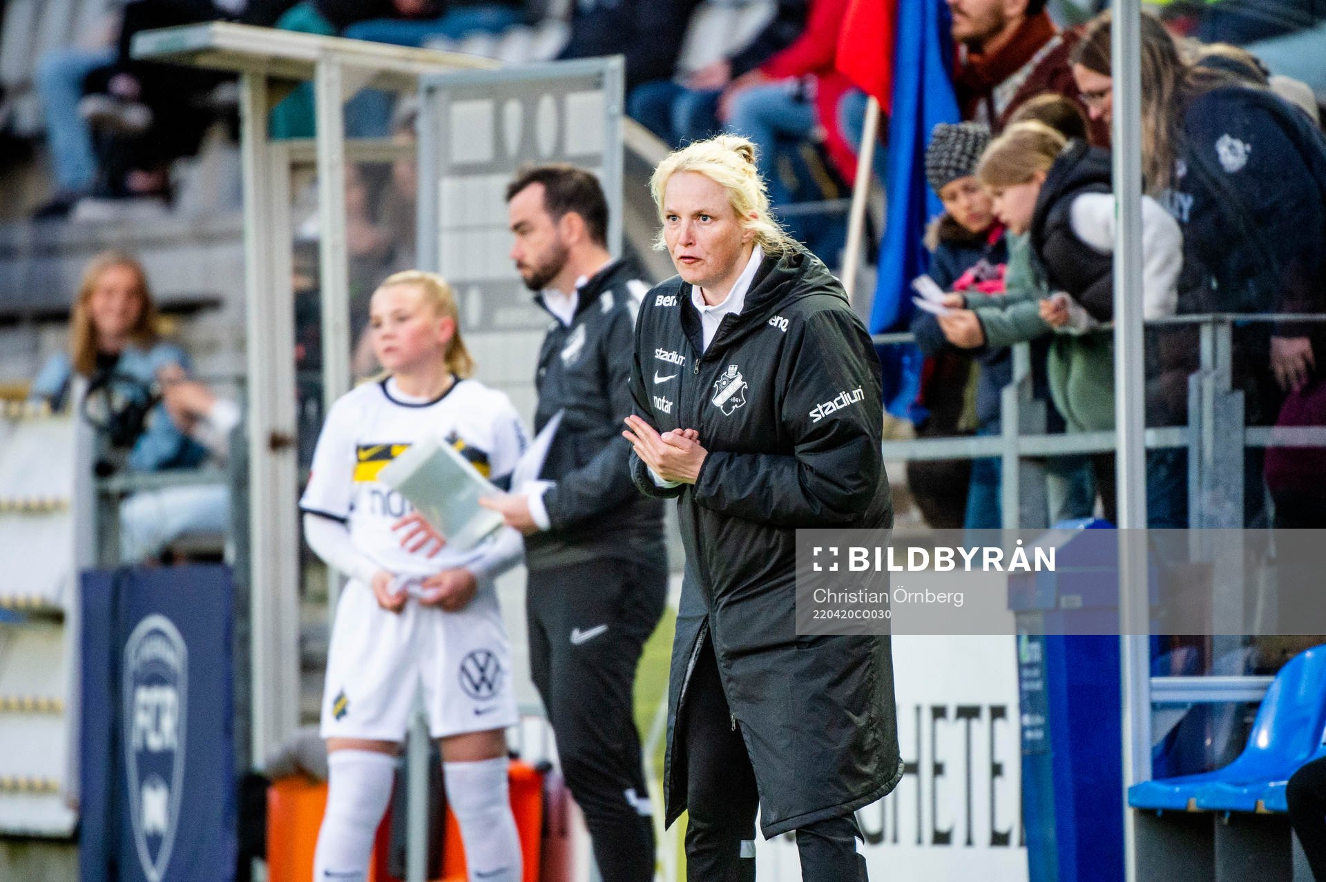 AIK:s tränare Maiju Ruotsalainen under fotbollsmatchen i Damallsvenskan mellan FC Rosengård och AIK den 20 april 2022 i Malmö. 