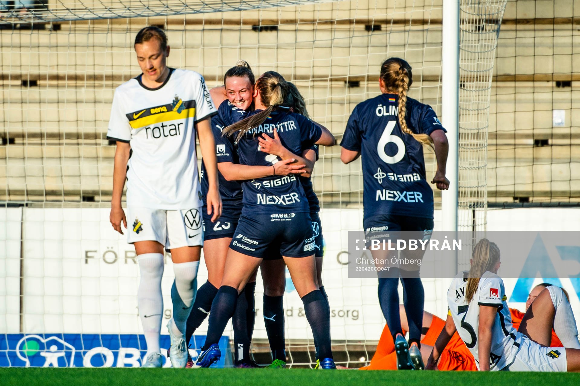 Rosengårds Stefanie Sanders jublar med lagkamraterna