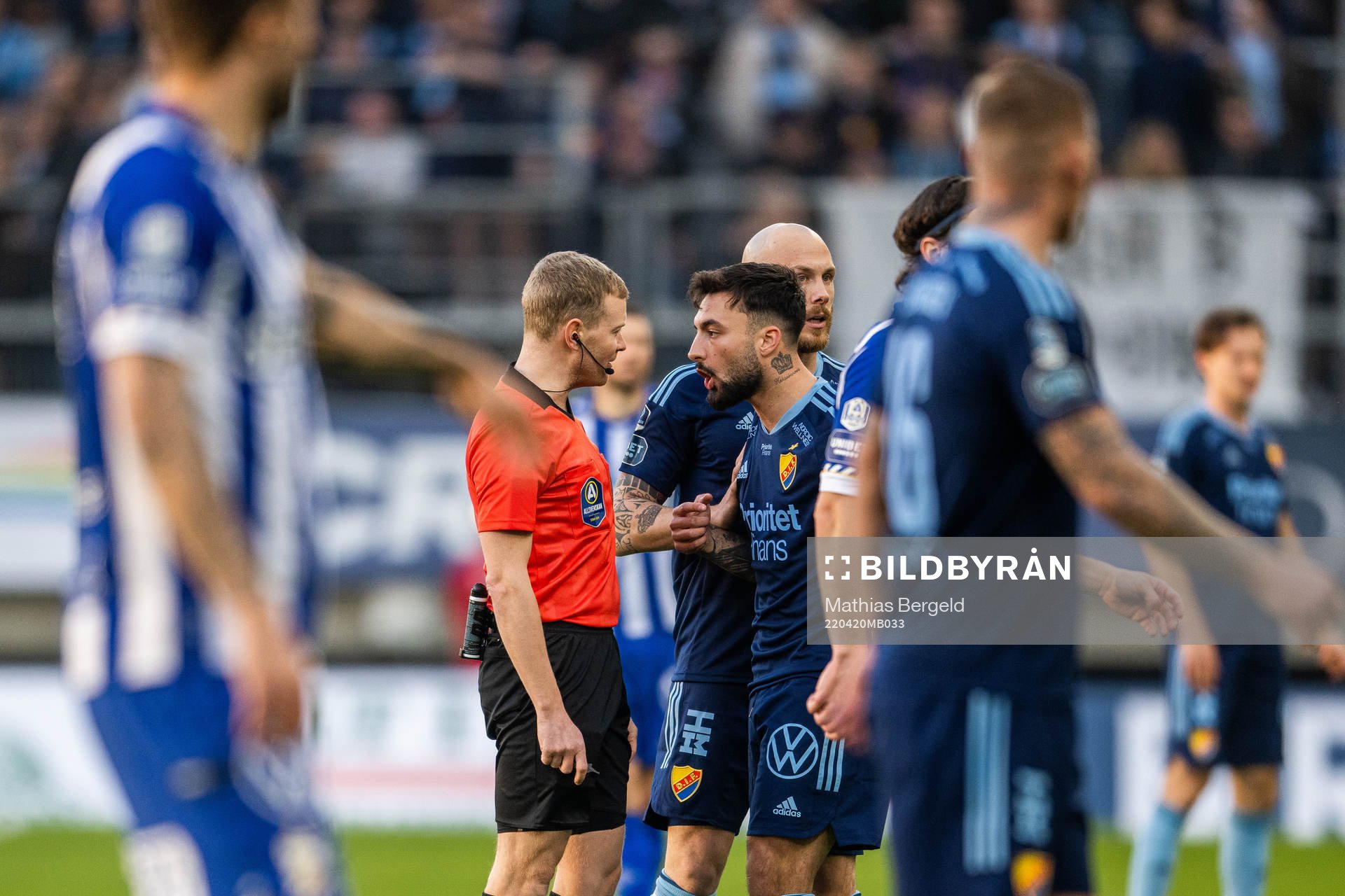Djurgårdens Sead Haksabanovic reagerar mot domare Fredrik