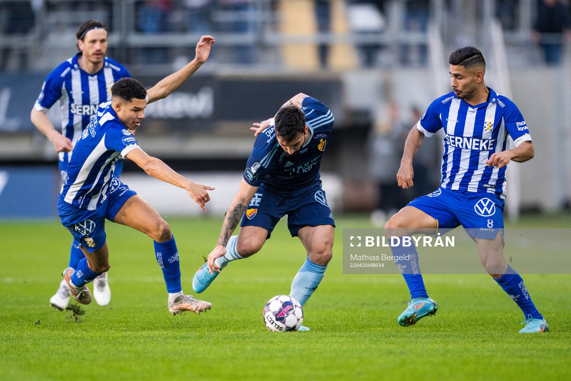 IFK Göteborgs Alexander Jallow och Hosam Aiesh i kamp med Djurgårdens Sead Haksabanovic under fotbollsmatchen i Allsvenskan mellan IFK Göteborg och Djurgården den 20 april 2022 i Göteborg.