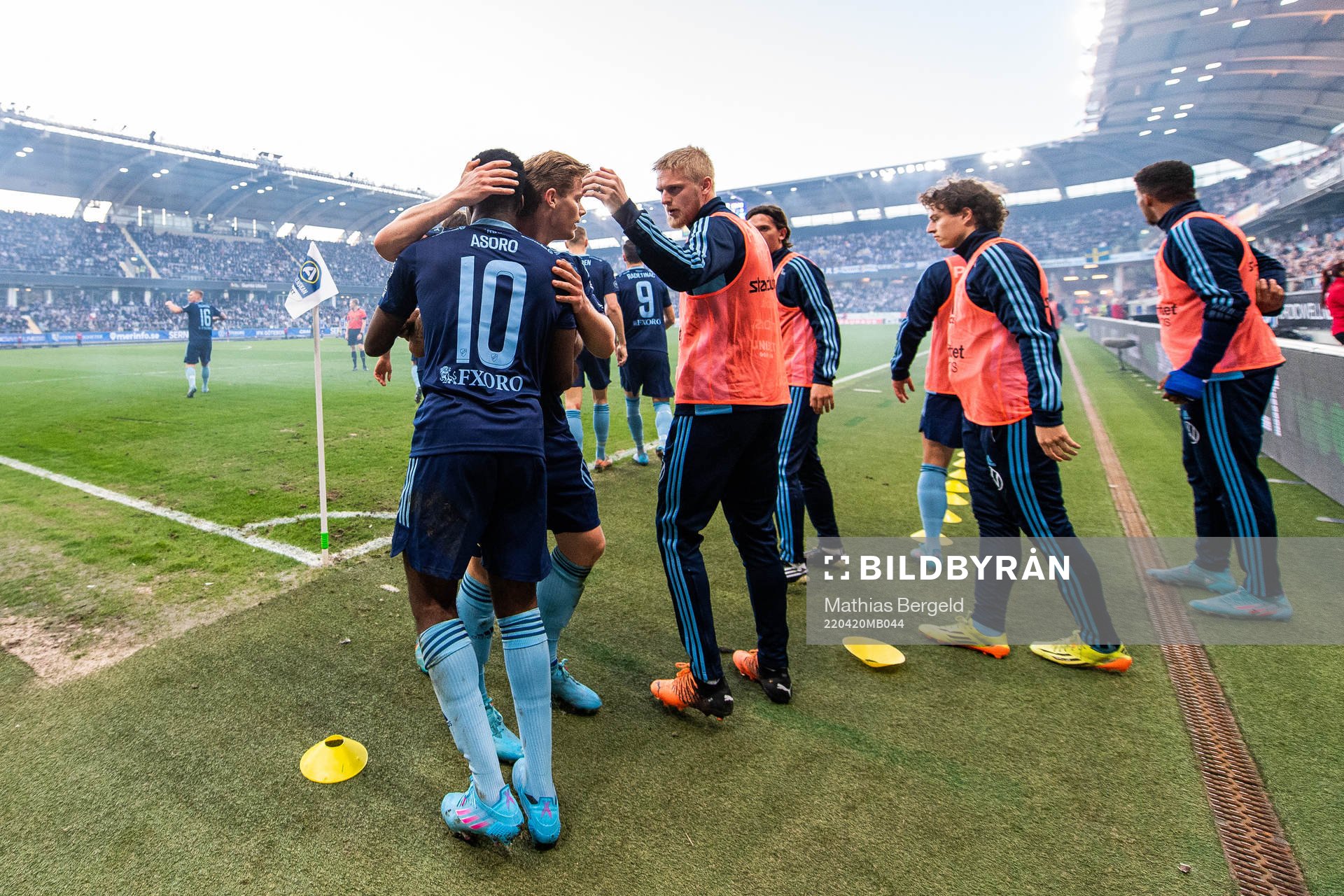 Djurgårdens Joel Asoro jublar med lagkamrater efter att han gjort 1-1 under fotbollsmatchen i Allsvenskan mellan IFK Göteborg och Djurgården den 20 april 2022 i Göteborg.