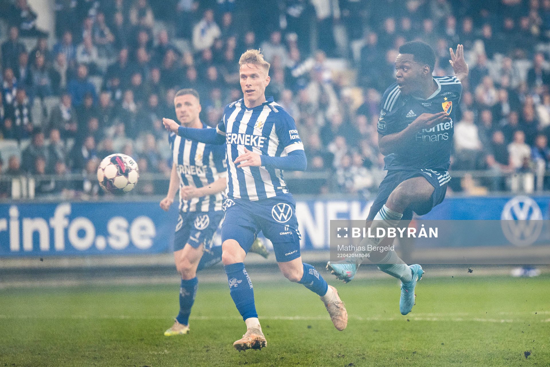 IFK Göteborgs Oscar Wendt ser Djurgårdens Joel Asoro