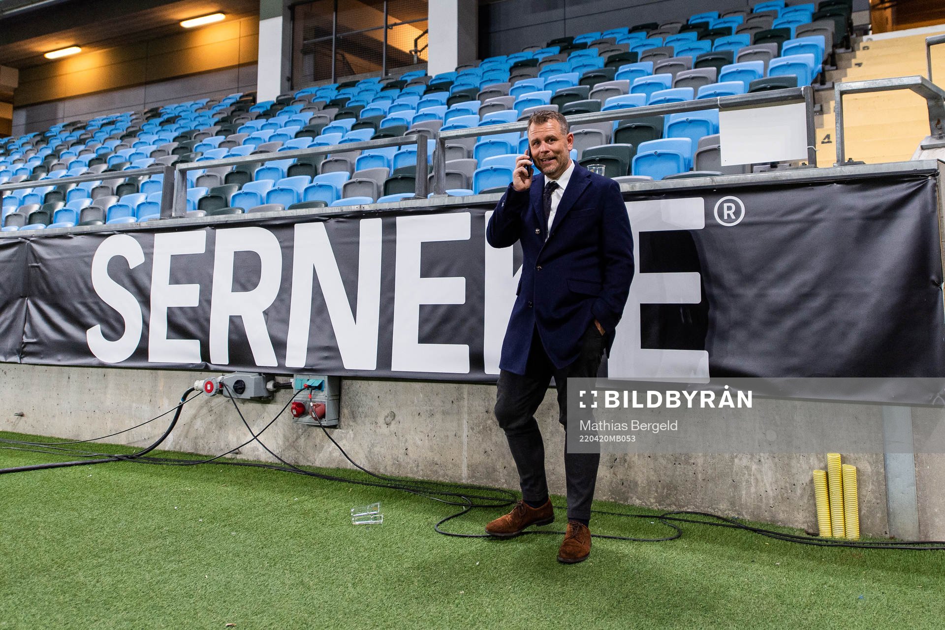 IFK Göteborgs tränare Mikael Stahre pratar i telefon