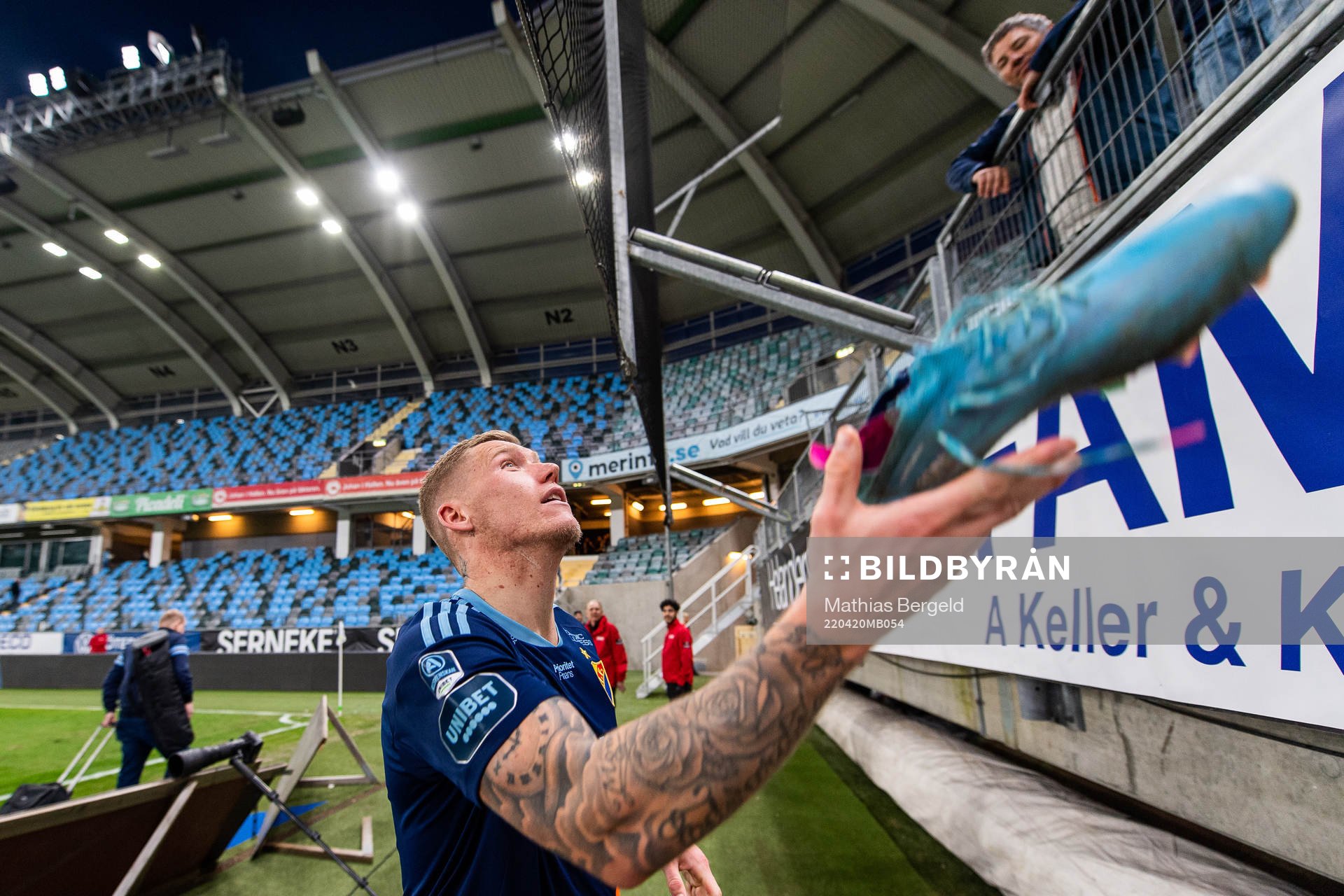 Djurgårdens Victor Edvardsen kastar upp sina skor till en