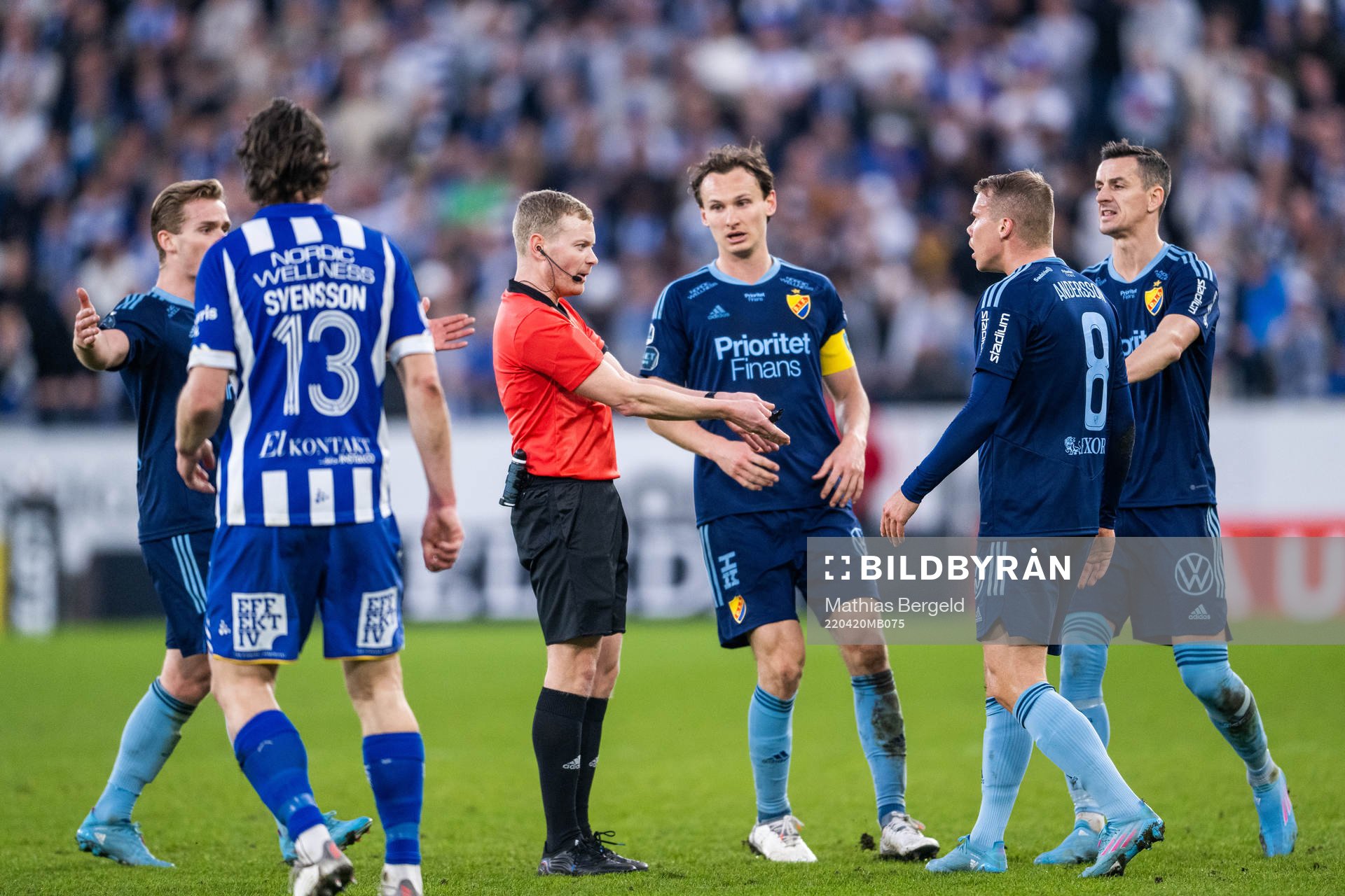 Djurgårdens Elias Andersson reagerar mot domare Fredrik