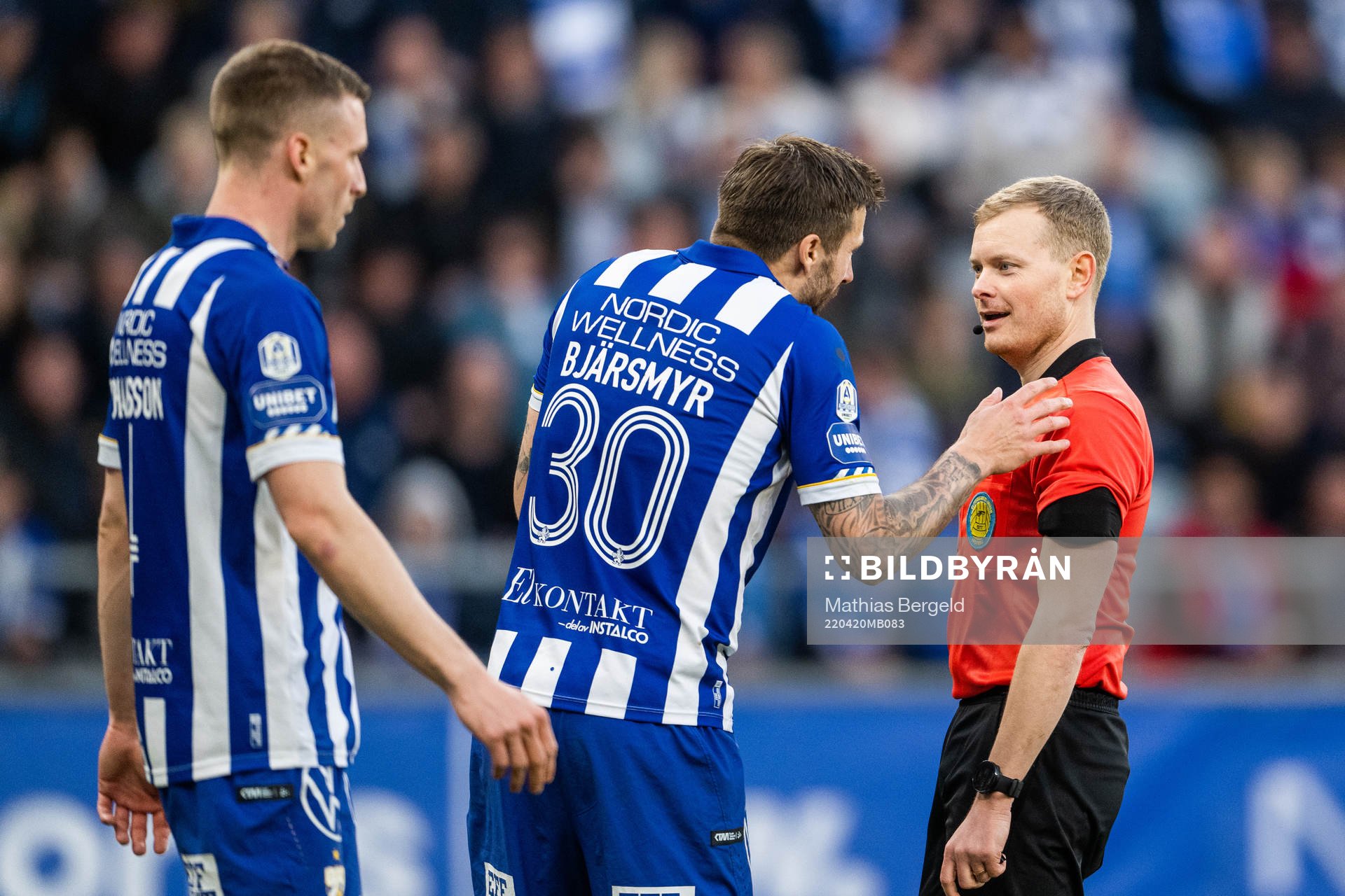 IFK Göteborgs Mattias Bjärsmyr reagerar mot domare