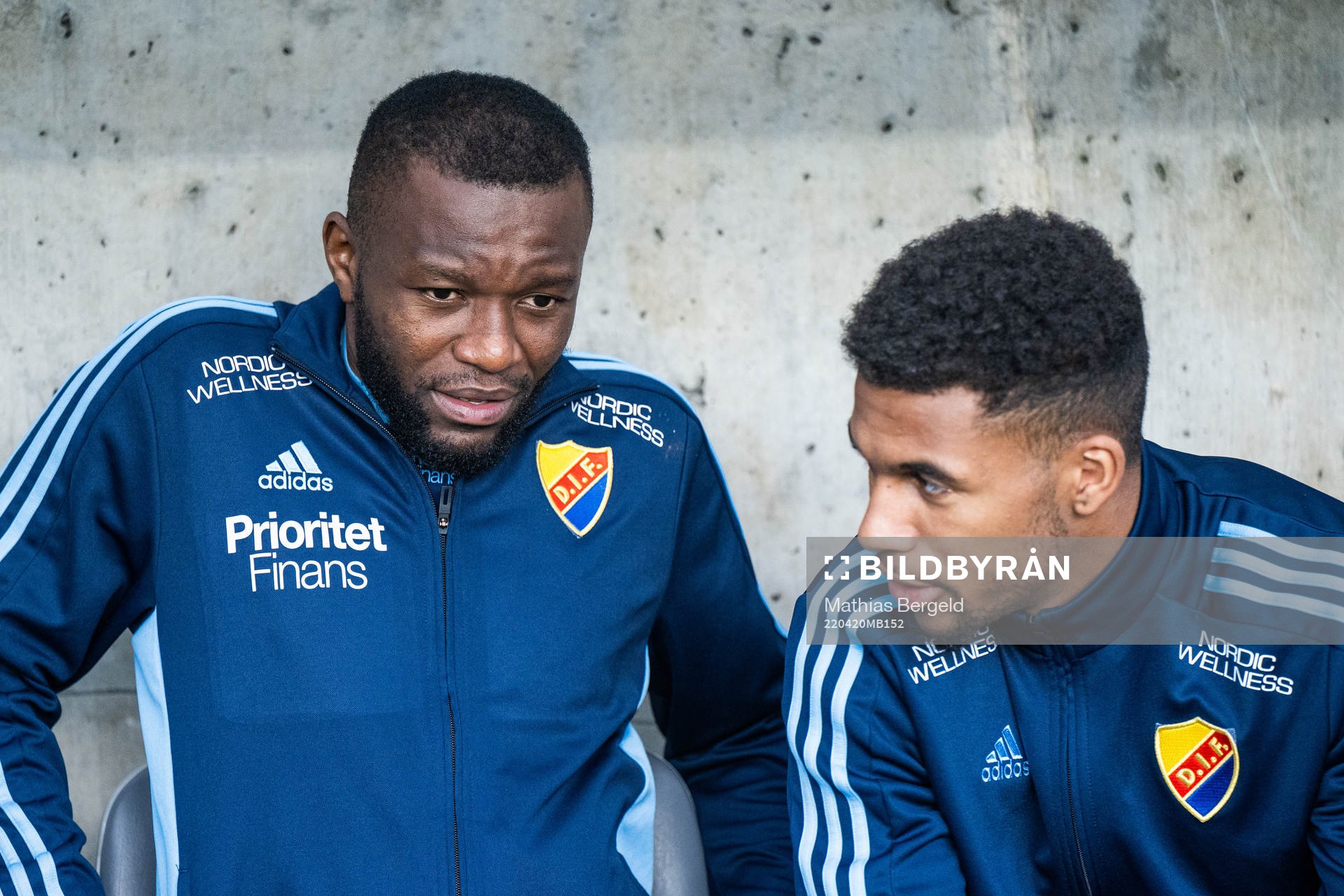 Djurgårdens Emmanuel Banda och Isak Hien på bänken