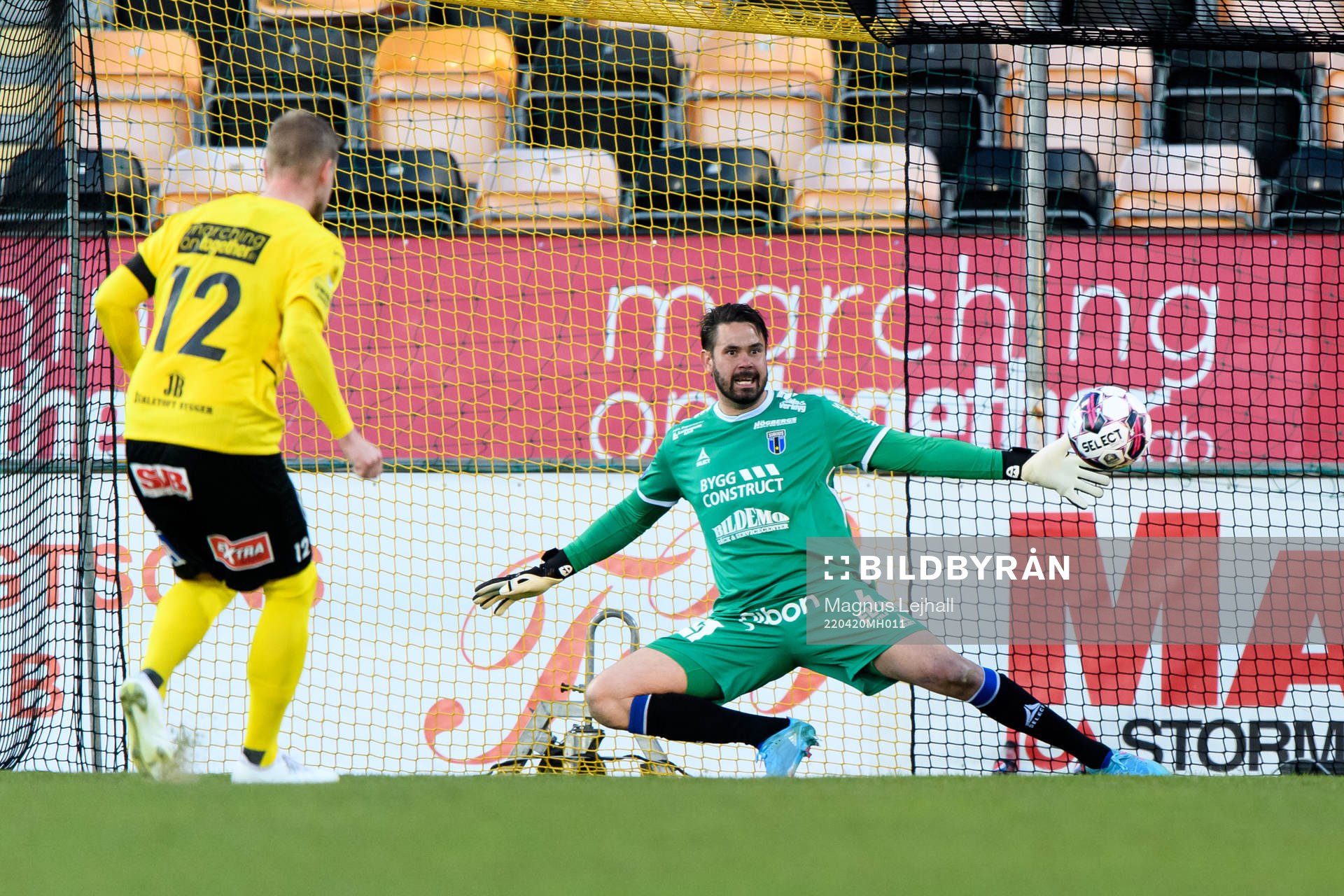 Mjällbys David Löfquist gör 1-0 på straff under fotbollsmatchen i Allsvenskan mellan Mjällby och Sirius den 20 april 2022 i Hällevik. 