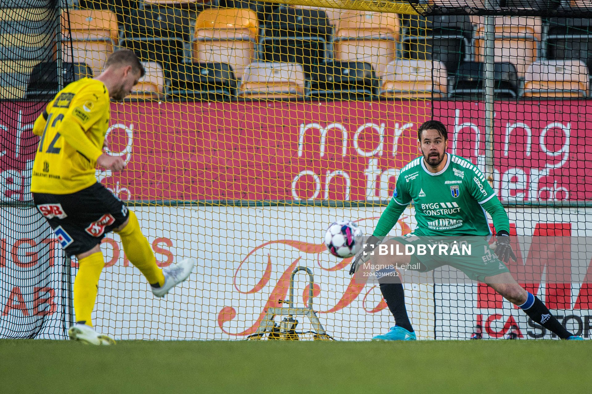 Mjällbys David Löfquist  gör 1-0 på straff