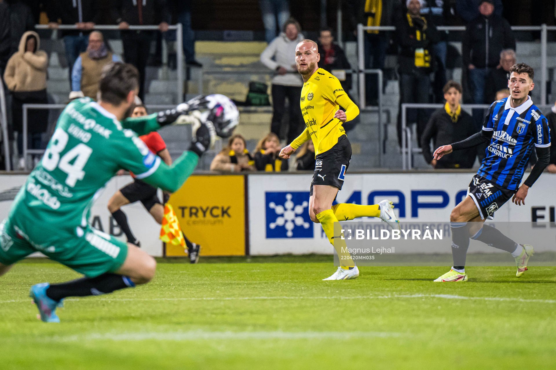 Mjällbys Adam Ståhl och Sirius målvakt Tommi Vaiho