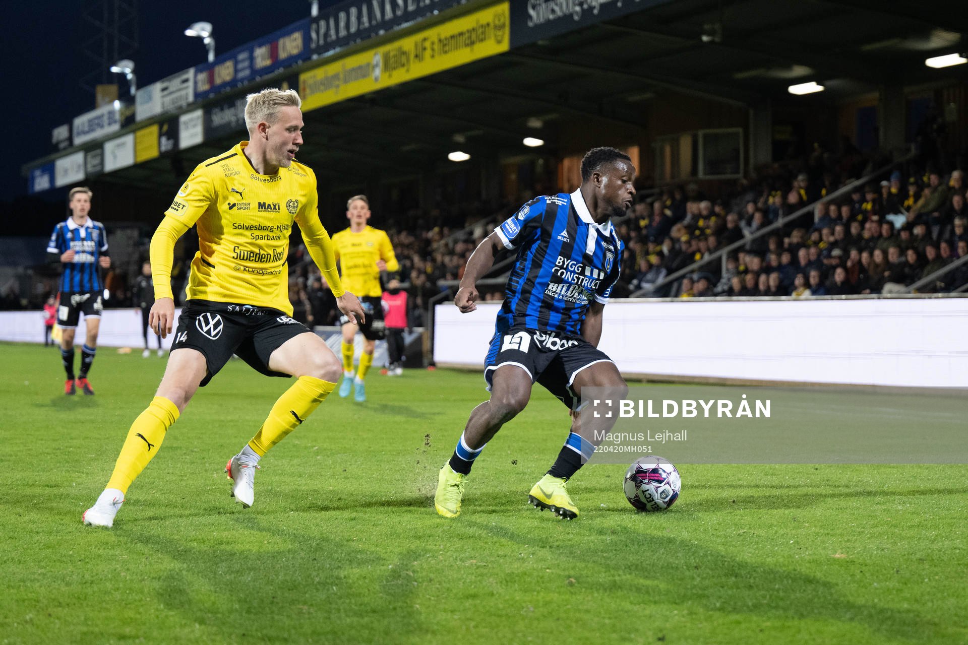 Sirius Kevin Wright  och Mjällbys Herman Johansson
