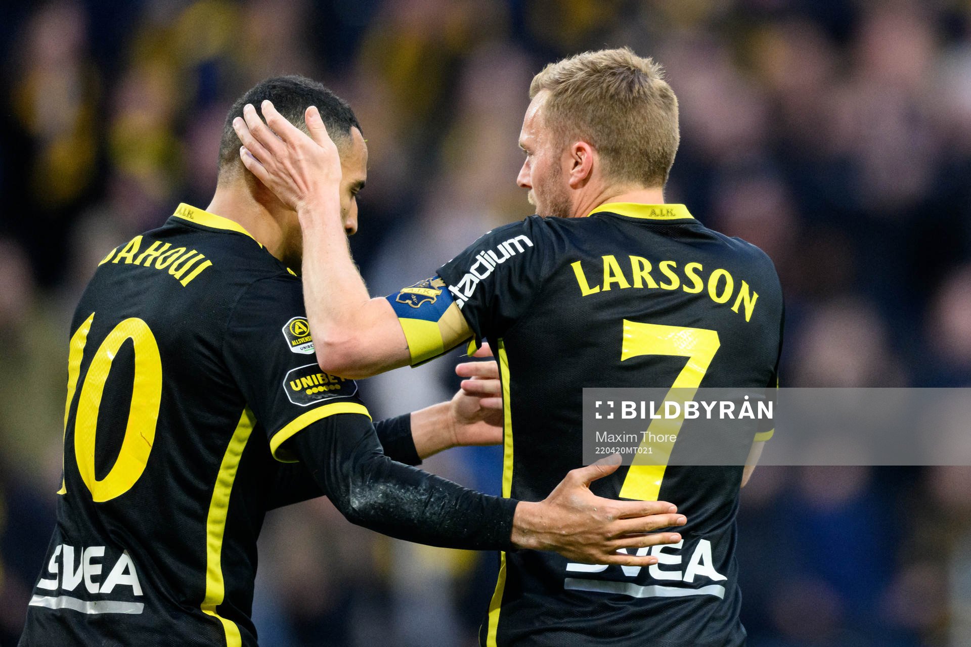 s Nabil Bahoui och Sebastian Larsson jublar