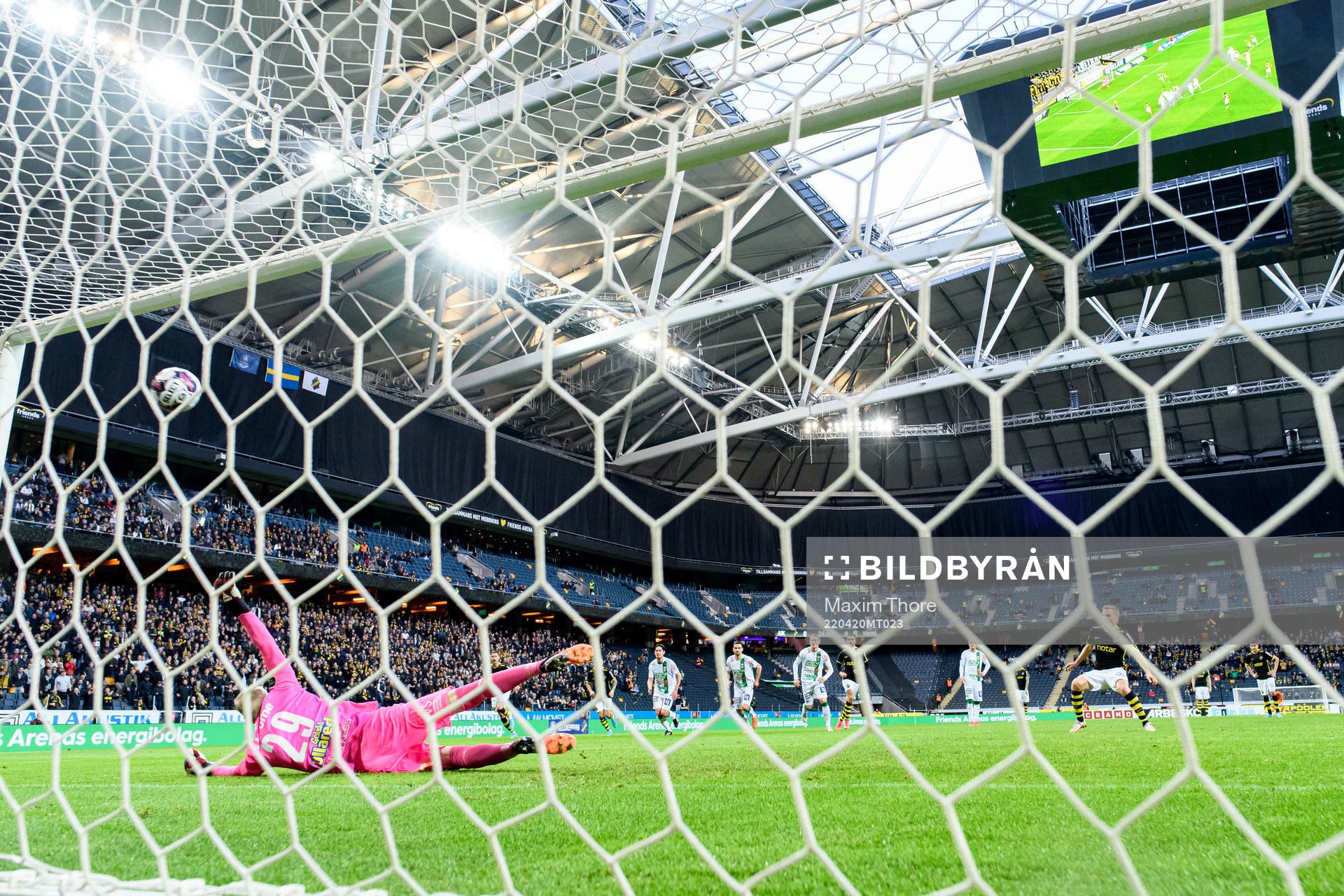 s Sebastian Larsson gör 1-0 på straff bakom Varbergs