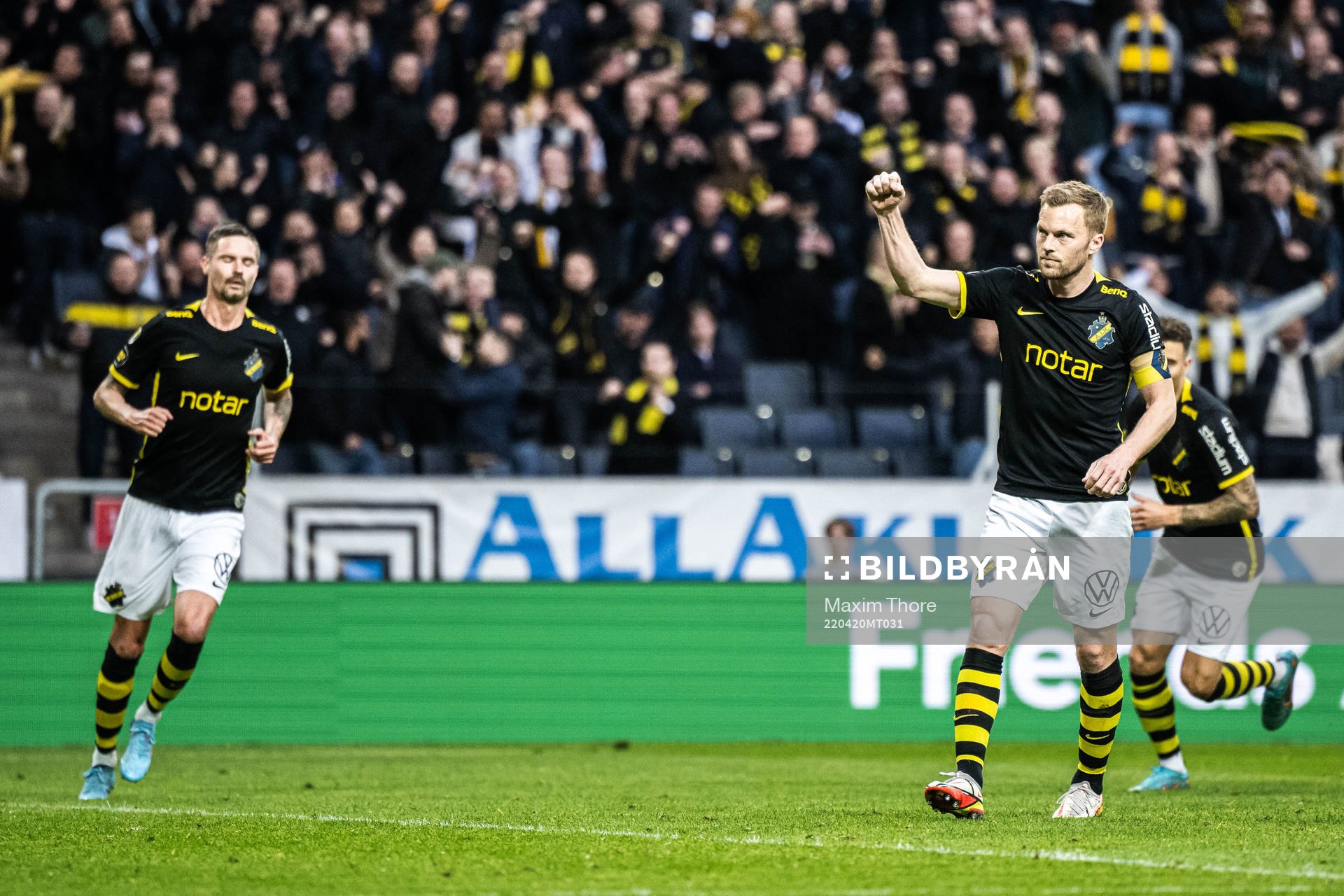 s Sebastian Larsson jublar