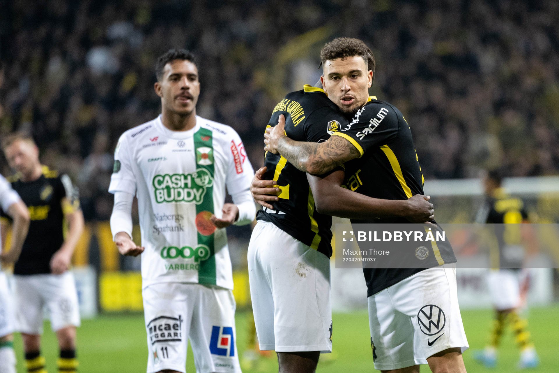 s Benjamin Mbunga Kimpioka och Jordan Larsson jublar
