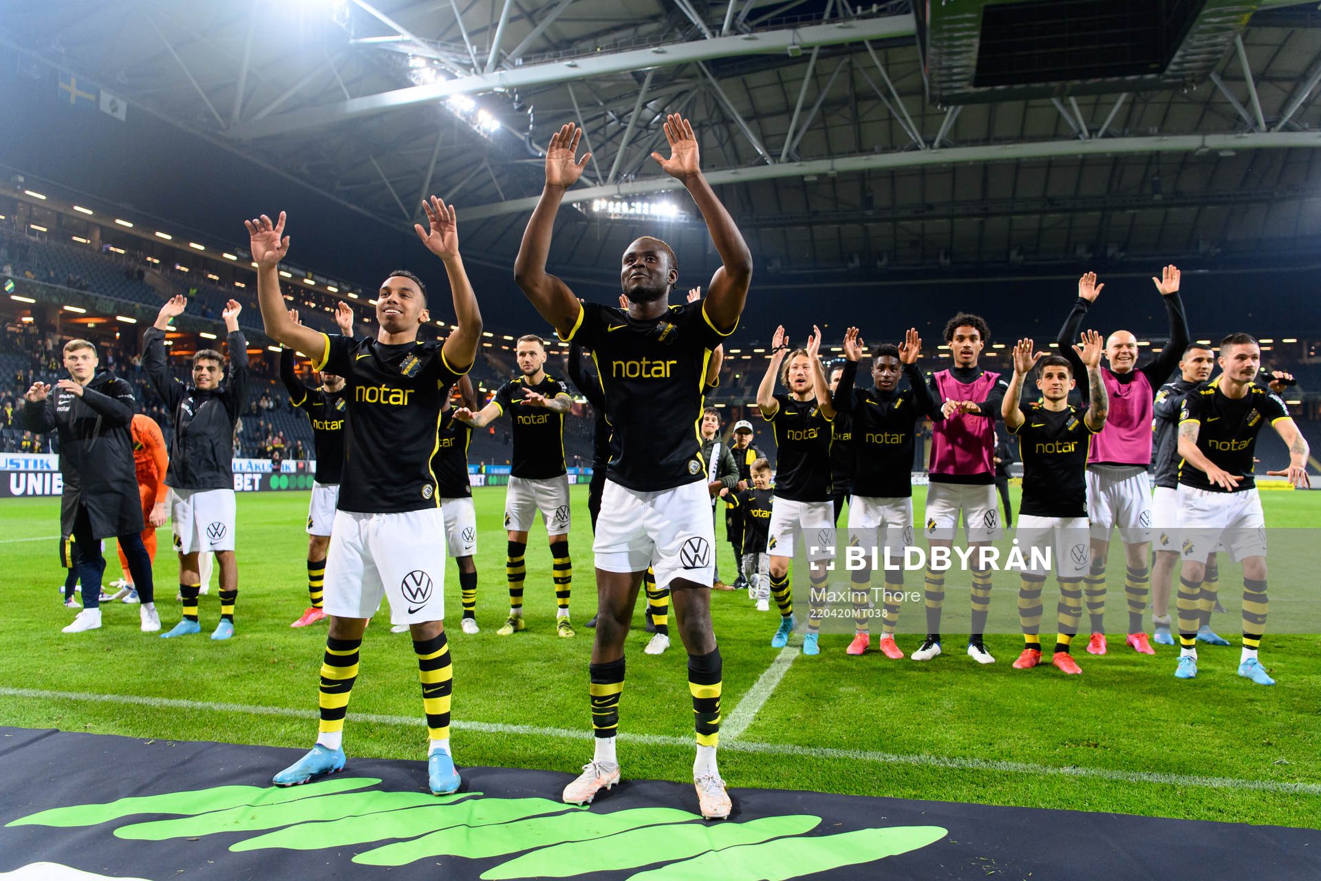AIK:s Bilal Hussein och Benjamin Mbunga Kimpioka jublar efter fotbollsmatchen i Allsvenskan mellan AIK och Varberg den 20 april 2022 i Stockholm. 