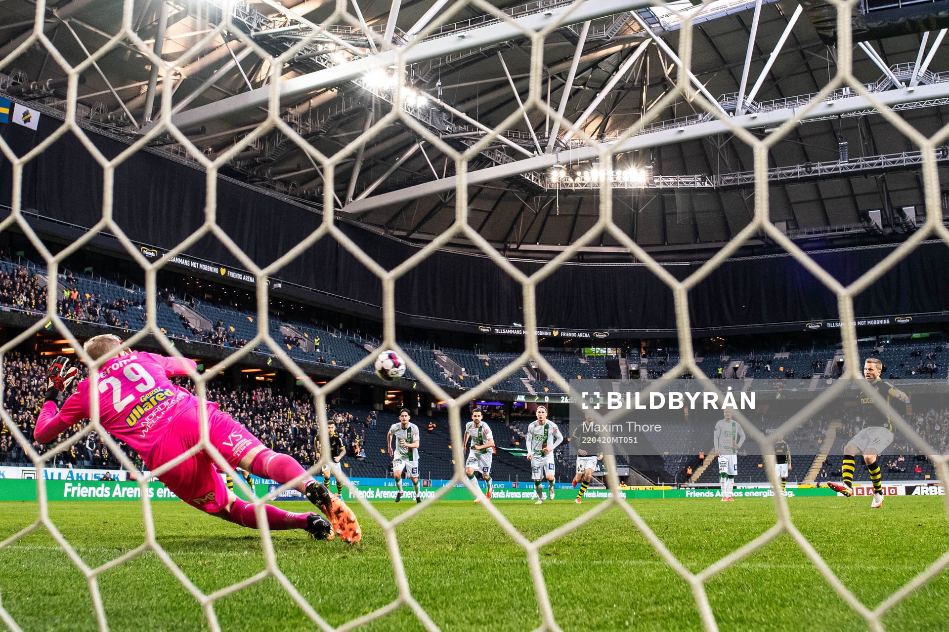 s Sebastian Larsson gör 1-0 bakom Varbergs målvakt