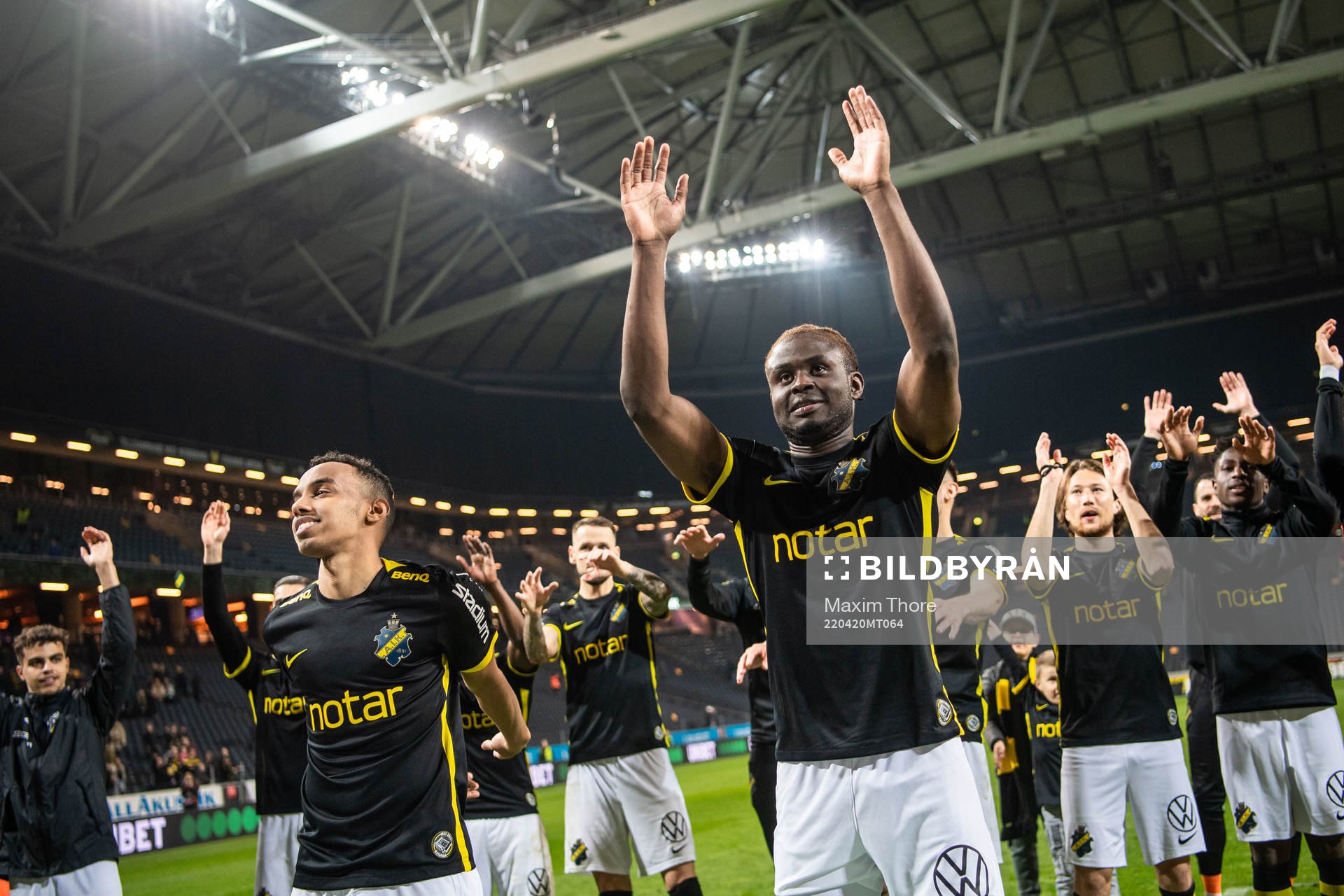 s Bilal Hussein och Benjamin Mbunga Kimpioka jublar