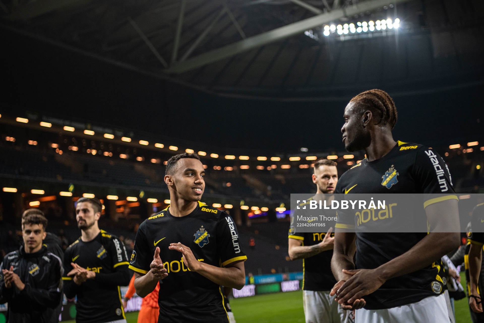 s Bilal Hussein och Benjamin Mbunga Kimpioka jublar