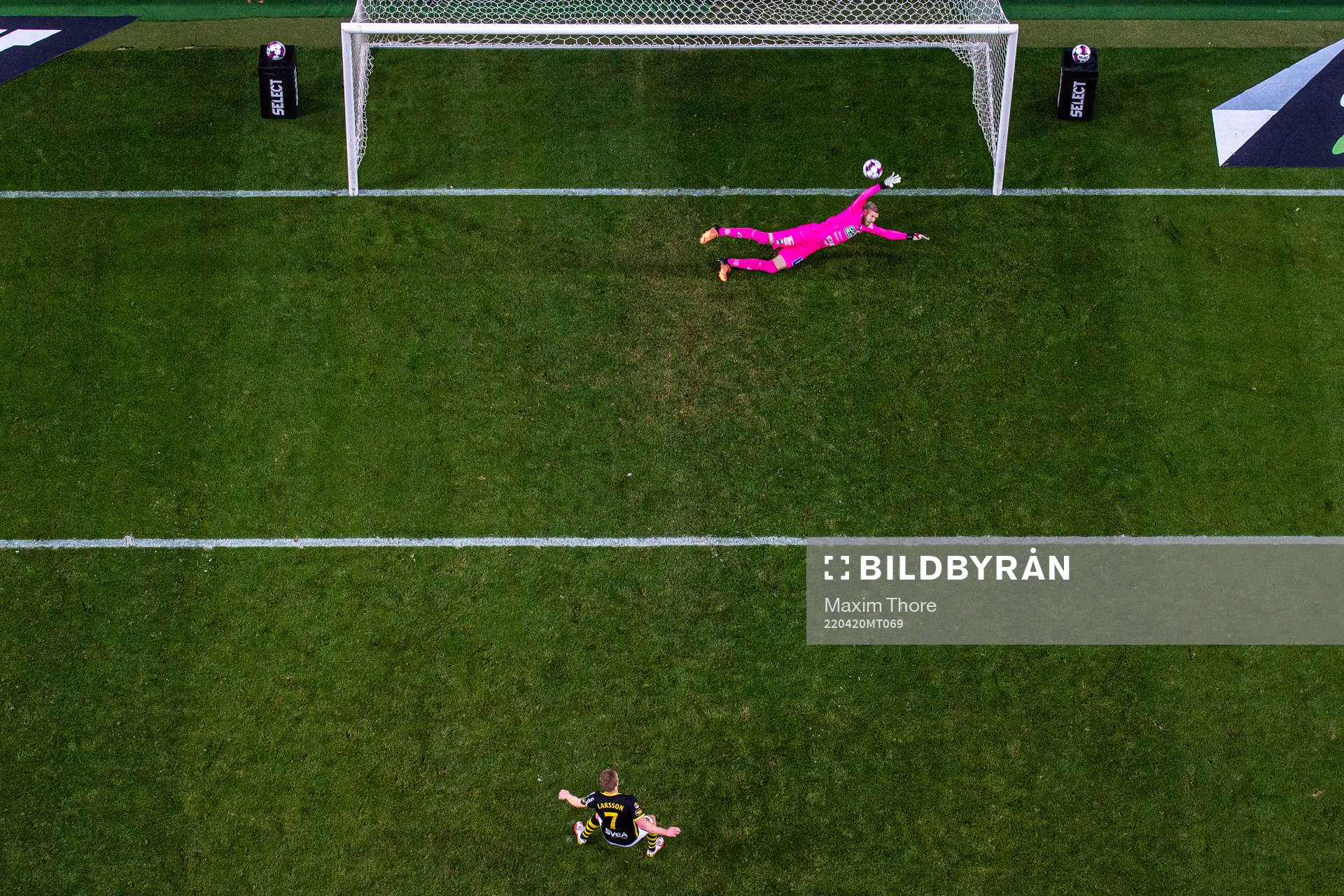 Varbergs målvakt Fredrik Andersson släpper 1-0 på straff