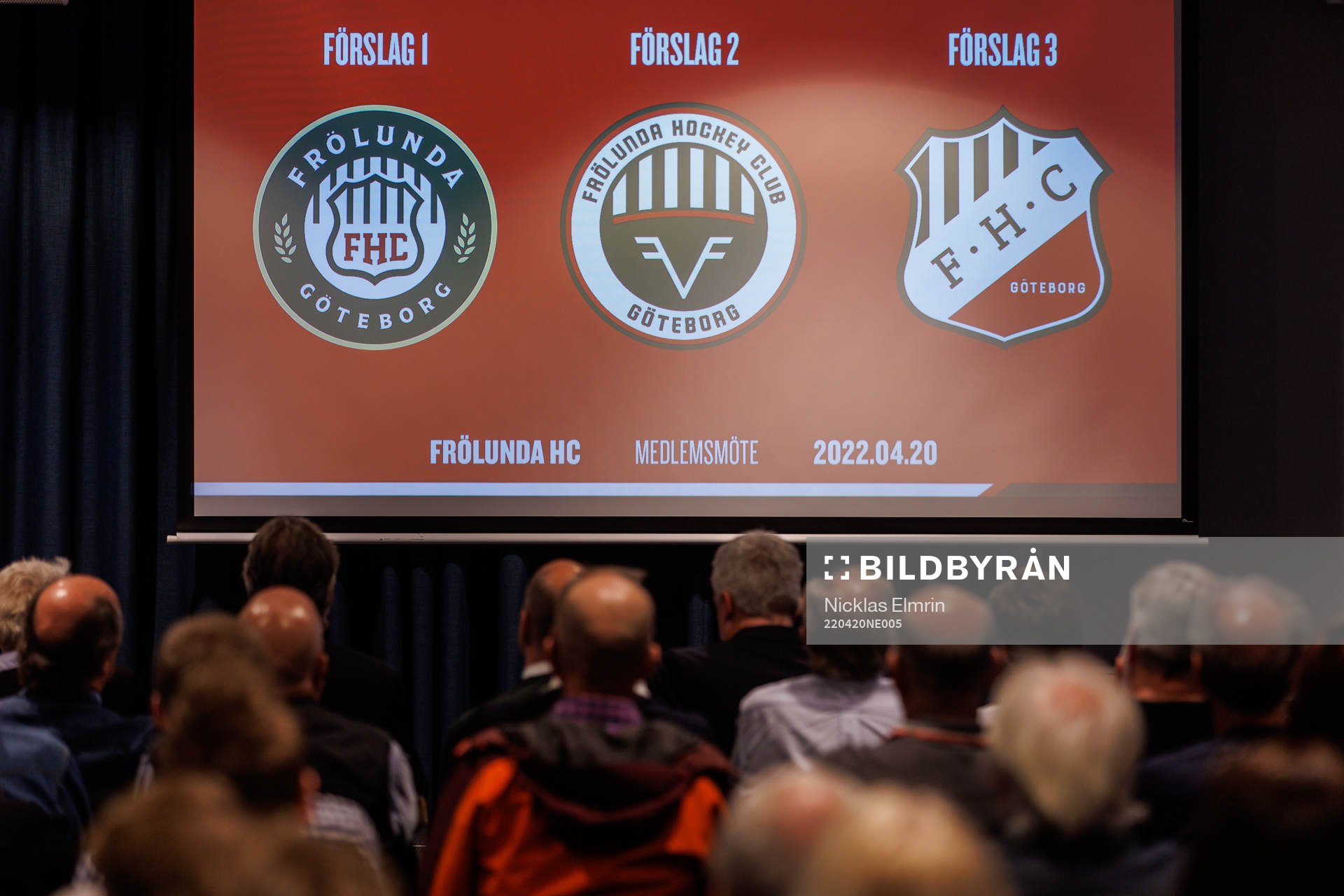 De föreslagna klubbmärkena visas