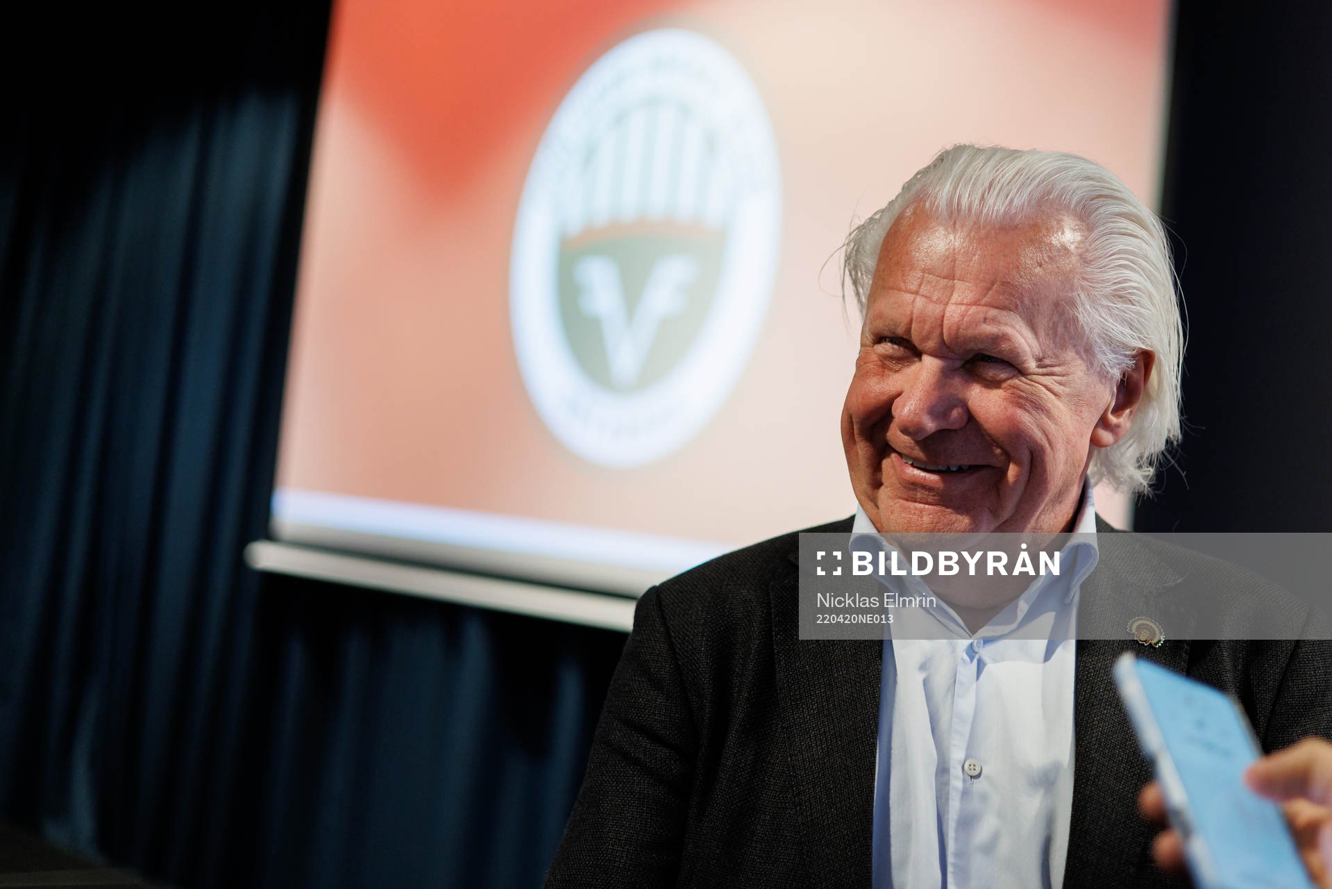 Ordförande Mats Grauers blir intervjuad