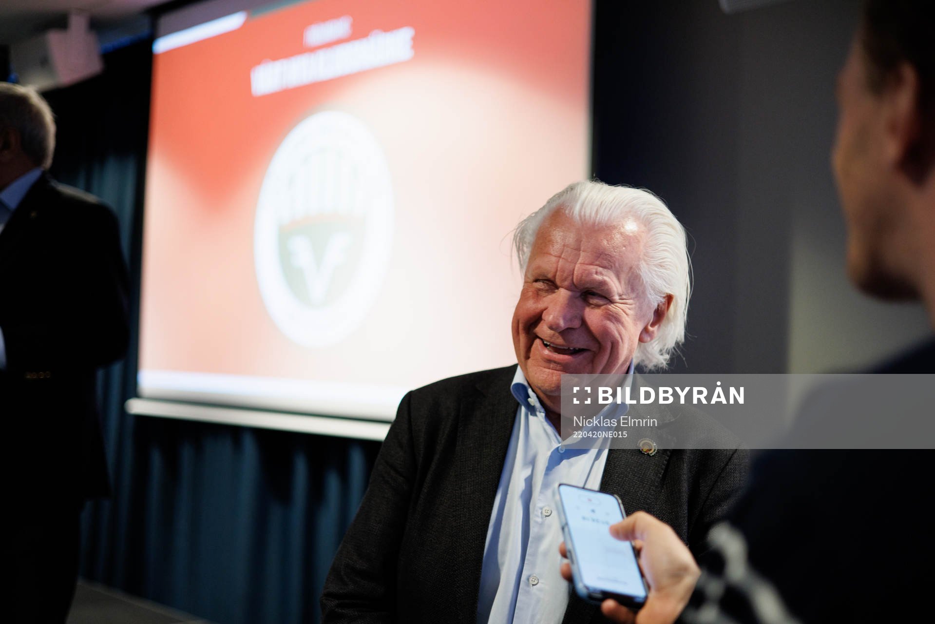 Ordförande Mats Grauers blir intervjuad