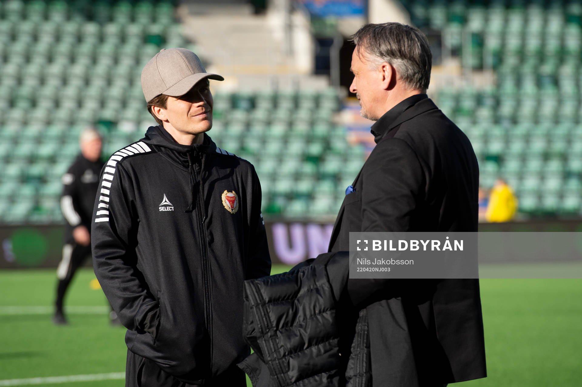 Kalmars Oliver Berg och Sundsvalls sportchef Urban Hagblom innan fotbollsmatchen i Allsvenskan mellan GIF Sundsvall och Kalmar den 20 april 2022 i Sundsvall.