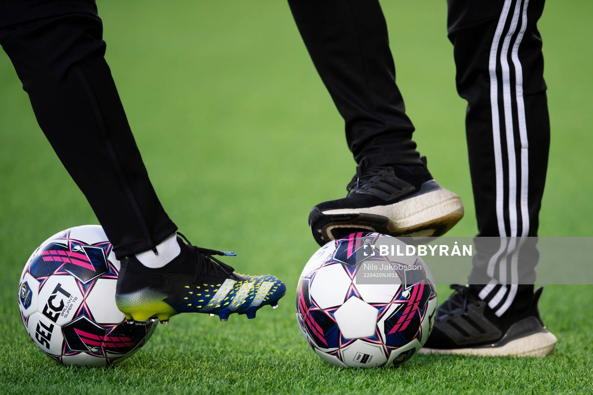 Två bollar innan fotbollsmatchen i Allsvenskan mellan GIF
