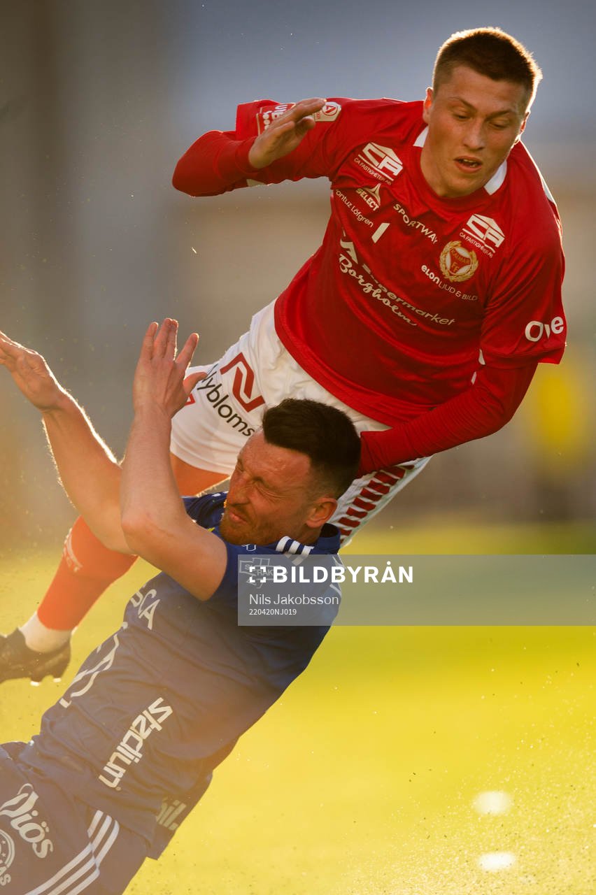Kalmars Kevin Jensen tacklas av Sundsvalls Alexander