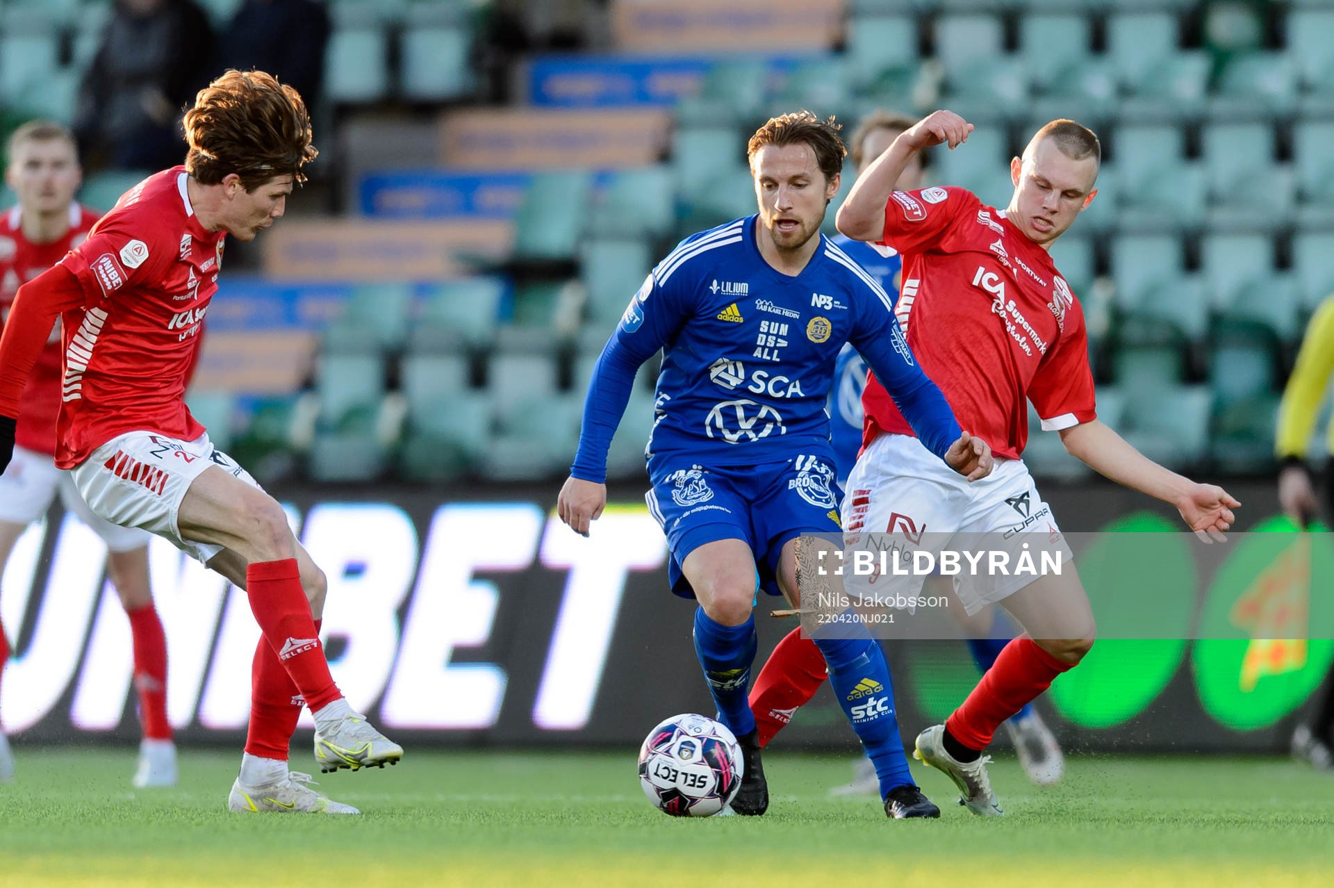 Sundsvalls Daniel Stensson och Kalmars Romario Pereira Sipiao under fotbollsmatchen i Allsvenskan mellan GIF Sundsvall och Kalmar den 20 april 2022 i Sundsvall.
