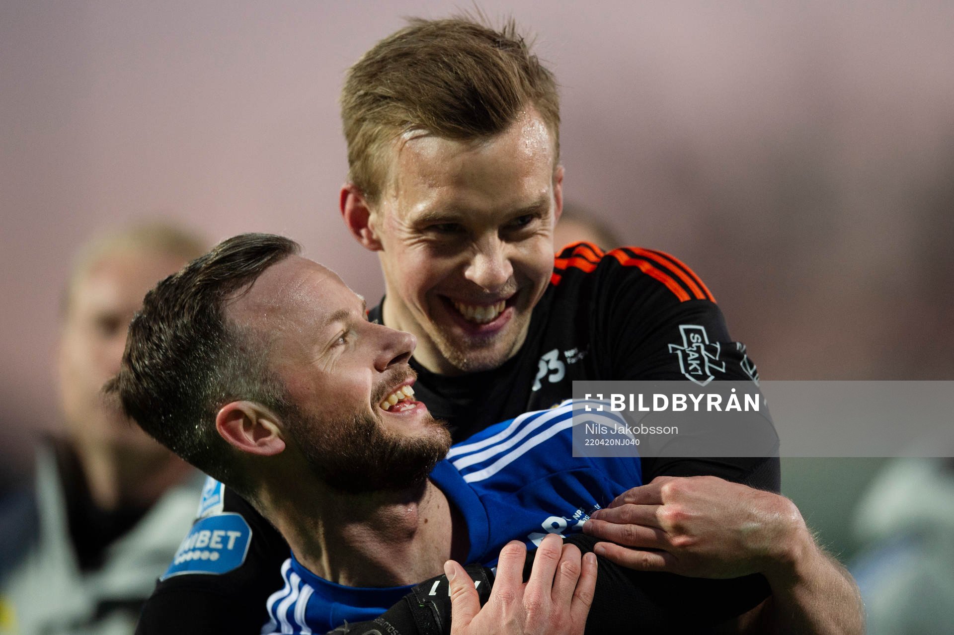 Sundsvalls Robert Lundström och målvakt Andreas Andersson jublar efter fotbollsmatchen i Allsvenskan mellan GIF Sundsvall och Kalmar den 20 april 2022 i Sundsvall.