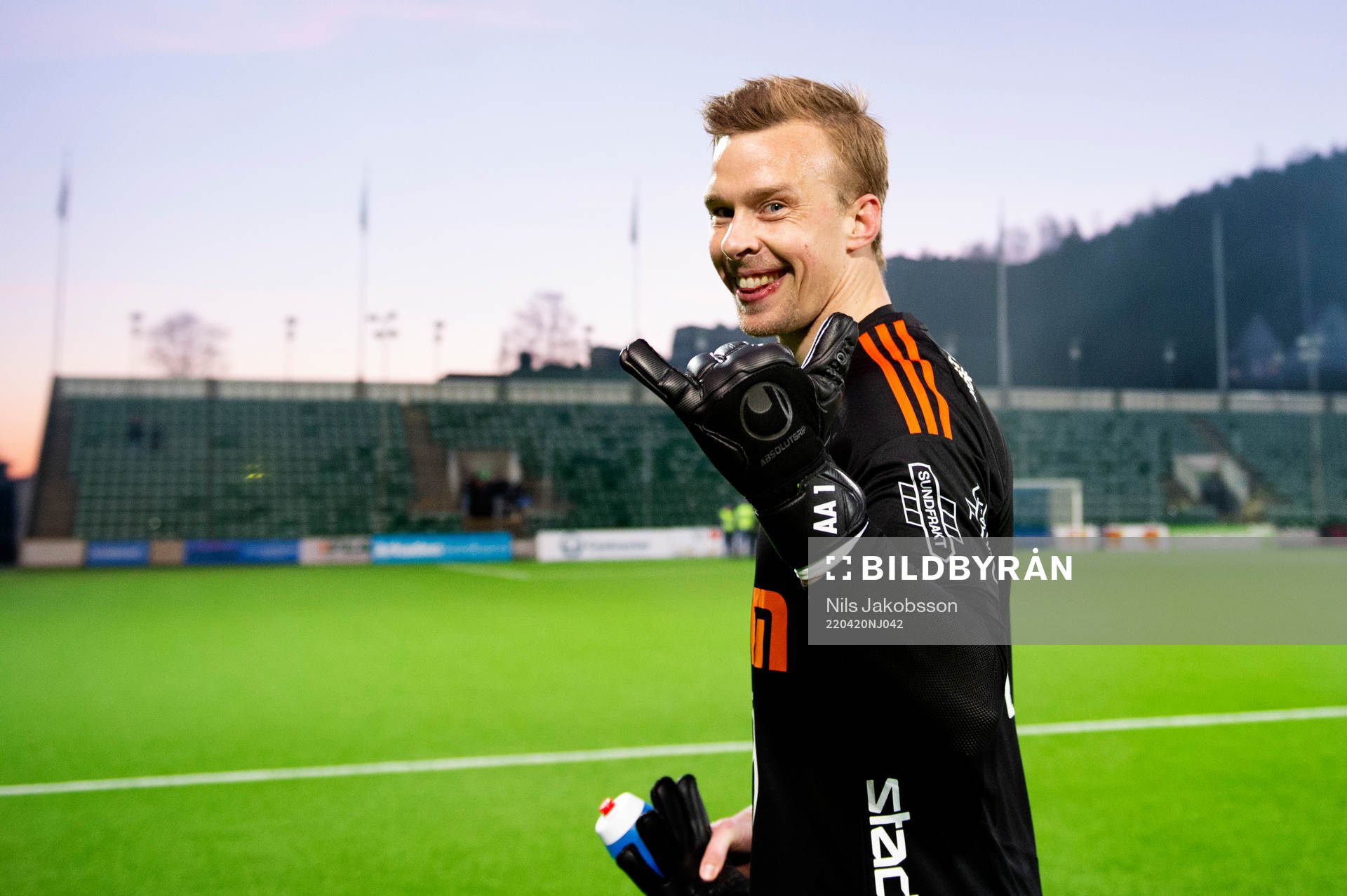 Sundsvalls målvakt Andreas Andersson jublar efter fotbollsmatchen i Allsvenskan mellan GIF Sundsvall och Kalmar den 20 april 2022 i Sundsvall.