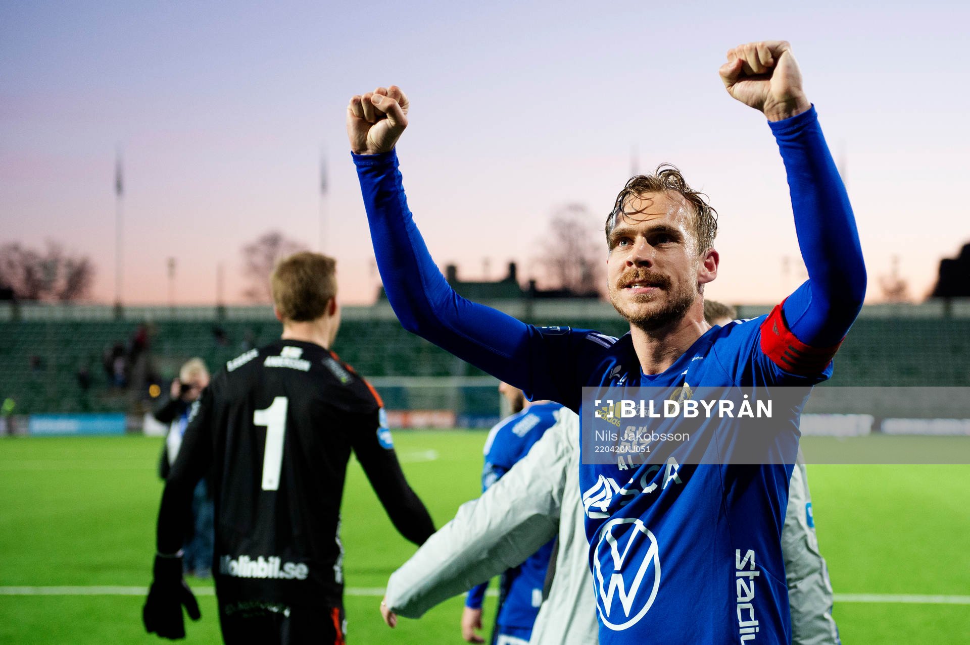 Sundsvalls Pontus Engblom jublar efter fotbollsmatchen i Allsvenskan mellan GIF Sundsvall och Kalmar den 20 april 2022 i Sundsvall. 