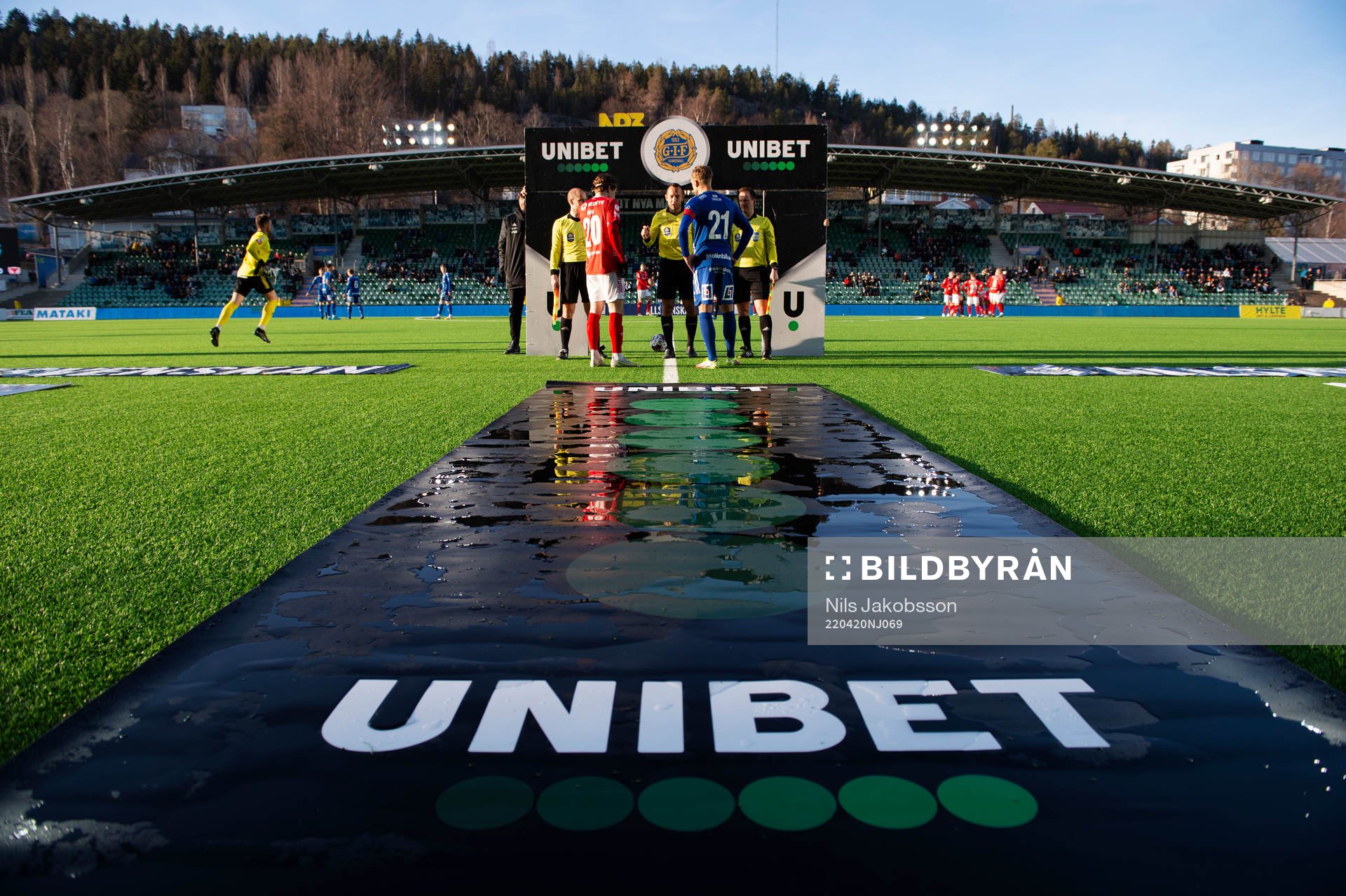 Domare Kaspar Sjöberg singlar slant meds lagkaptenerna Kalmars Oliver Berg och Sundsvalls Pontus Engblom under fotbollsmatchen i Allsvenskan mellan GIF Sundsvall och Kalmar den 20 april 2022 i Sundsvall.