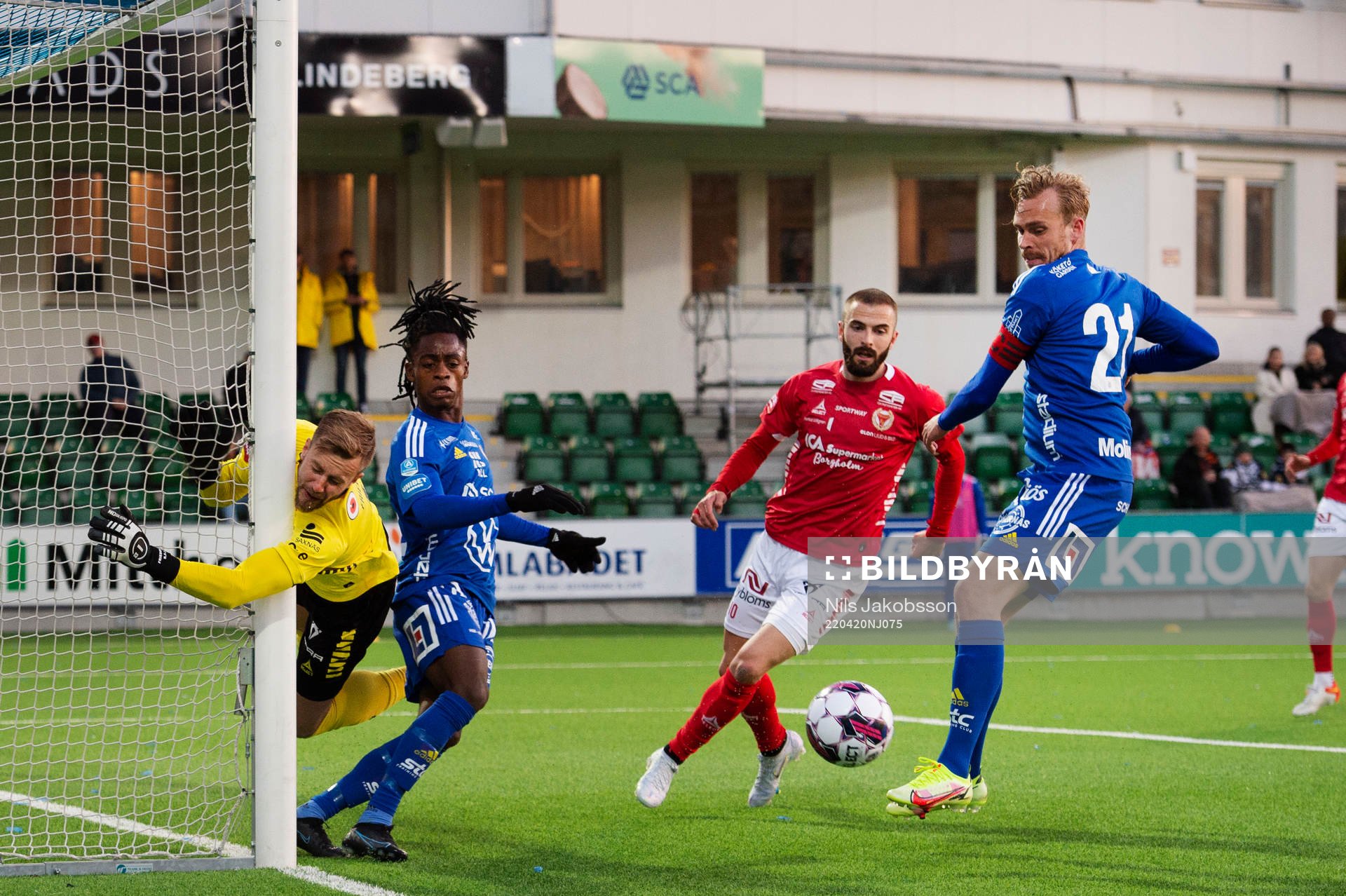 Sundsvalls Ronlado Damus och Pontus Engblom i duell med Kalmars målvakt Ricardo Friedrich och Filip Sachpekidis under fotbollsmatchen i Allsvenskan mellan GIF Sundsvall och Kalmar den 20 april 2022 i Sundsvall.