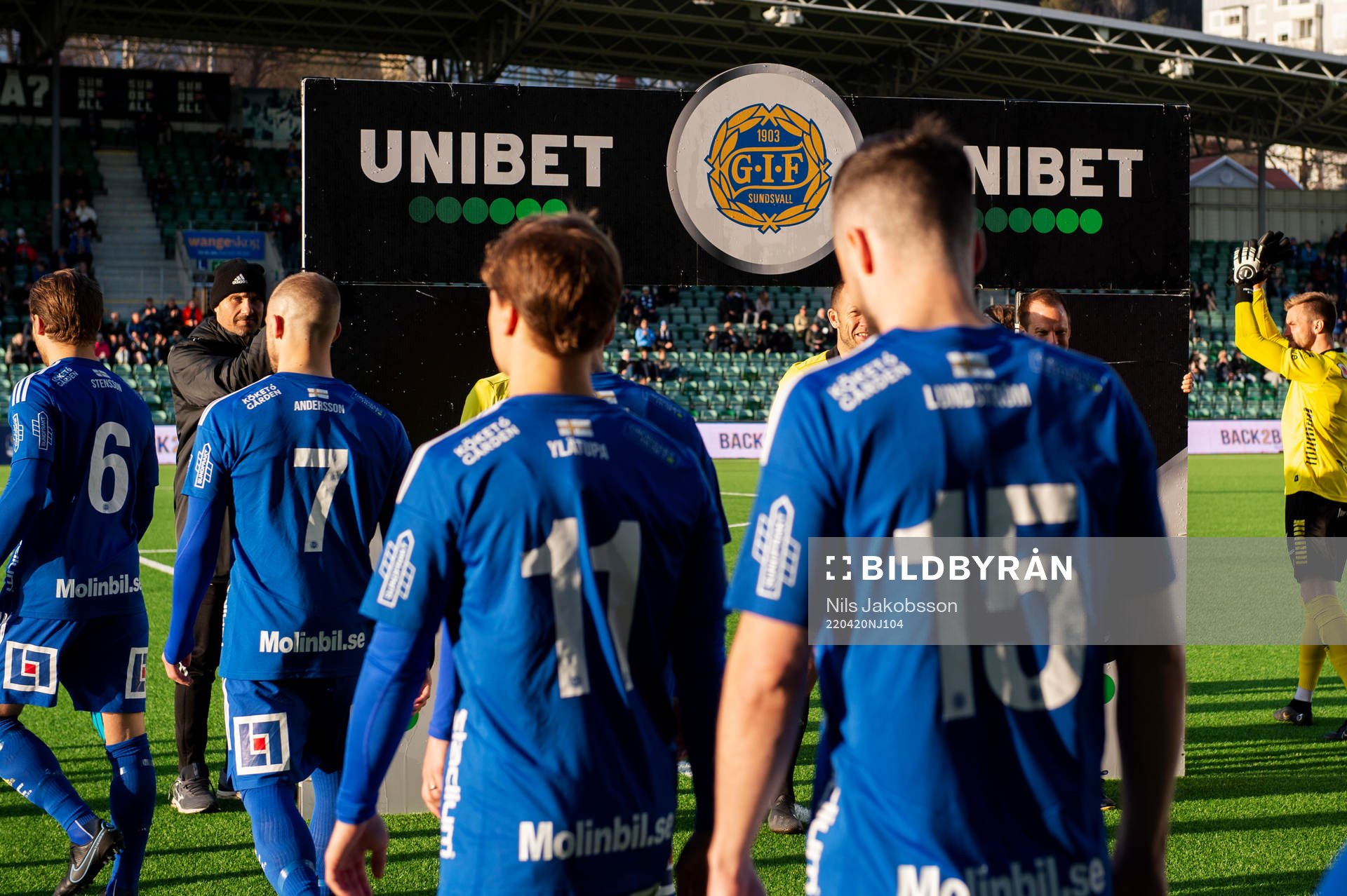Sundsvalls spelare tågar in innan fotbollsmatchen i