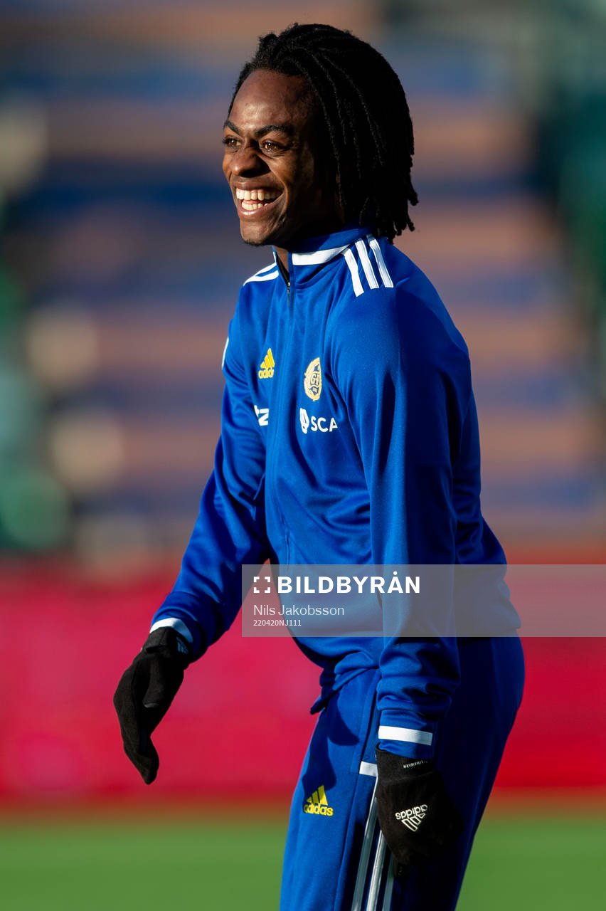Sundsvalls Ronlado Damus innan fotbollsmatchen i