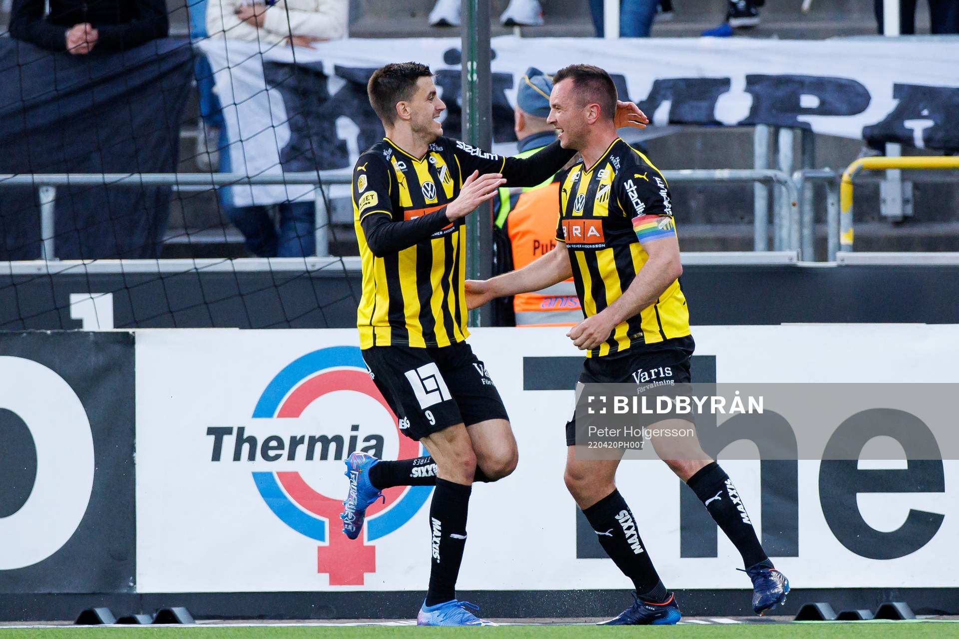 Häckens Alexander Jeremejeff och Even Hovland jublar