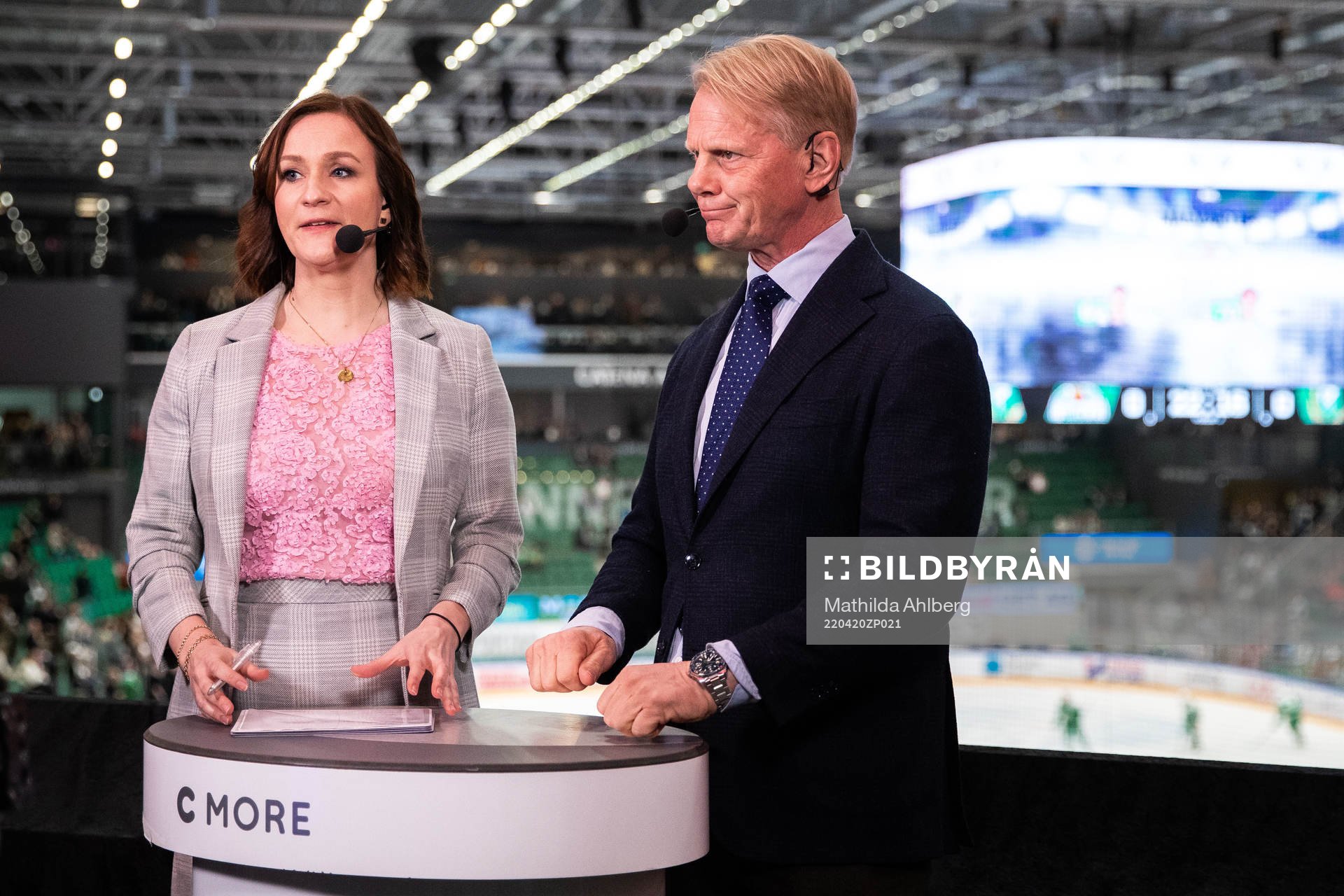 C Mores kommentatorer Lena Sundqvist och Niklas Wikegård